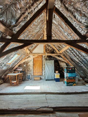 À seulement 15 minutes de Tours, au cœur de Savonnières, venez découvrir cette propriété de caractère.
Cet ensemble immobilier rare offre un cadre de vie privilégié et offre de nombreuses possibilités, aussi bien pour un projet familial que pour le développement d'une activité touristique. Sa position centrale permet un accès immédiat au bourg et aux commerces.

Une maison principale pleine de charme

Le rez-de-chaussée accueille une entrée, un bureau, une salle de bains avec espace buanderie, une cave ainsi qu'une chaufferie.
Le niveau principal de vie s'ouvre sur un palier desservant une agréable véranda bénéficiant d'une vue sur l'étang. Vous y trouverez également un séjour, une cuisine, deux chambres, dont l'une dispose de sa propre salle d'eau, ainsi que des WC indépendants.
À l'étage, une chambre supplémentaire, une salle d'eau et un espace de rangement complètent l'ensemble. Un vaste grenier aménageable offre également un beau potentiel pour créer de nouveaux espaces selon vos envies.

Un gîte indépendant pour accueillir ou développer un projet locatif

Accessible directement depuis la maison ou par une entrée indépendante depuis l'extérieur, cet espace constitue un véritable atout pour la propriété.
Il comprend une entrée avec kitchenette, deux chambres disposant chacune d'une mezzanine, ainsi qu'une salle d'eau avec WC.
Cet espace pourra parfaitement convenir à une activité de location saisonnière, de gîte ou à l'accueil de proches, tout en conservant l'indépendance de chacun.

Un authentique ancien moulin, véritable témoin du passé

Élément emblématique de la propriété, l'ancien moulin apporte à ce lieu toute son identité et son caractère.
Les mécanismes et les meules d'origine sont encore présents, tout comme une partie du système hydraulique.
L'étage du moulin offre également des possibilités d'exploitation et d'aménagement, permettant d'imaginer de nombreux projets autour de ce patrimoine exceptionnel.
La propriété dispose également d'un ancien four à pain en bon état, venant compléter le charme et l'authenticité de cet ensemble immobilier.

Un environnement naturel en plein cœur de Savonnières

À l'extérieur, vous profiterez d'un jardin arboré, d'un étang ainsi que d'un terrain naturel au cœur d'un environnement central mais préservé.

Un bien rare aux multiples possibilités

Cette propriété singulière offre un formidable potentiel pour de nombreux projets : résidence principale ou secondaire, maison familiale, activité de gîte ou de chambres d'hôtes, projet touristique ou culturel…

Une propriété rare sur le secteur, à découvrir pour les amoureux de lieux authentiques et de projets de caractère.