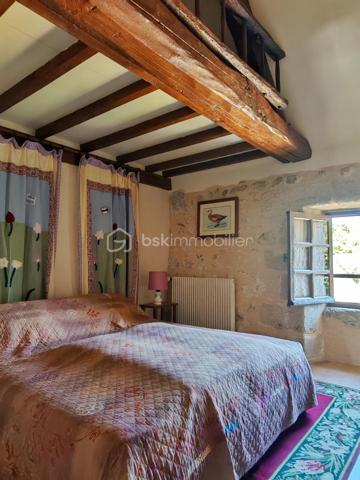 À seulement 15 minutes de Tours, au cœur de Savonnières, venez découvrir cette propriété de caractère.
Cet ensemble immobilier rare offre un cadre de vie privilégié et offre de nombreuses possibilités, aussi bien pour un projet familial que pour le développement d'une activité touristique. Sa position centrale permet un accès immédiat au bourg et aux commerces.

Une maison principale pleine de charme

Le rez-de-chaussée accueille une entrée, un bureau, une salle de bains avec espace buanderie, une cave ainsi qu'une chaufferie.
Le niveau principal de vie s'ouvre sur un palier desservant une agréable véranda bénéficiant d'une vue sur l'étang. Vous y trouverez également un séjour, une cuisine, deux chambres, dont l'une dispose de sa propre salle d'eau, ainsi que des WC indépendants.
À l'étage, une chambre supplémentaire, une salle d'eau et un espace de rangement complètent l'ensemble. Un vaste grenier aménageable offre également un beau potentiel pour créer de nouveaux espaces selon vos envies.

Un gîte indépendant pour accueillir ou développer un projet locatif

Accessible directement depuis la maison ou par une entrée indépendante depuis l'extérieur, cet espace constitue un véritable atout pour la propriété.
Il comprend une entrée avec kitchenette, deux chambres disposant chacune d'une mezzanine, ainsi qu'une salle d'eau avec WC.
Cet espace pourra parfaitement convenir à une activité de location saisonnière, de gîte ou à l'accueil de proches, tout en conservant l'indépendance de chacun.

Un authentique ancien moulin, véritable témoin du passé

Élément emblématique de la propriété, l'ancien moulin apporte à ce lieu toute son identité et son caractère.
Les mécanismes et les meules d'origine sont encore présents, tout comme une partie du système hydraulique.
L'étage du moulin offre également des possibilités d'exploitation et d'aménagement, permettant d'imaginer de nombreux projets autour de ce patrimoine exceptionnel.
La propriété dispose également d'un ancien four à pain en bon état, venant compléter le charme et l'authenticité de cet ensemble immobilier.

Un environnement naturel en plein cœur de Savonnières

À l'extérieur, vous profiterez d'un jardin arboré, d'un étang ainsi que d'un terrain naturel au cœur d'un environnement central mais préservé.

Un bien rare aux multiples possibilités

Cette propriété singulière offre un formidable potentiel pour de nombreux projets : résidence principale ou secondaire, maison familiale, activité de gîte ou de chambres d'hôtes, projet touristique ou culturel…

Une propriété rare sur le secteur, à découvrir pour les amoureux de lieux authentiques et de projets de caractère.