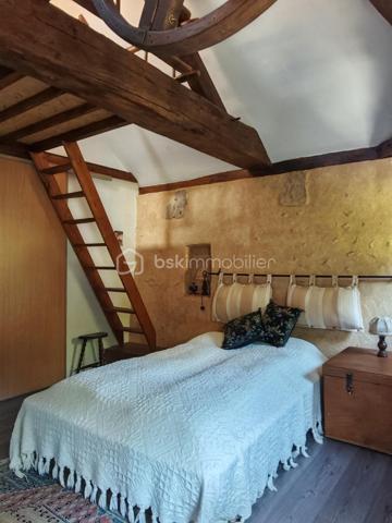 À seulement 15 minutes de Tours, au cœur de Savonnières, venez découvrir cette propriété de caractère.
Cet ensemble immobilier rare offre un cadre de vie privilégié et offre de nombreuses possibilités, aussi bien pour un projet familial que pour le développement d'une activité touristique. Sa position centrale permet un accès immédiat au bourg et aux commerces.

Une maison principale pleine de charme

Le rez-de-chaussée accueille une entrée, un bureau, une salle de bains avec espace buanderie, une cave ainsi qu'une chaufferie.
Le niveau principal de vie s'ouvre sur un palier desservant une agréable véranda bénéficiant d'une vue sur l'étang. Vous y trouverez également un séjour, une cuisine, deux chambres, dont l'une dispose de sa propre salle d'eau, ainsi que des WC indépendants.
À l'étage, une chambre supplémentaire, une salle d'eau et un espace de rangement complètent l'ensemble. Un vaste grenier aménageable offre également un beau potentiel pour créer de nouveaux espaces selon vos envies.

Un gîte indépendant pour accueillir ou développer un projet locatif

Accessible directement depuis la maison ou par une entrée indépendante depuis l'extérieur, cet espace constitue un véritable atout pour la propriété.
Il comprend une entrée avec kitchenette, deux chambres disposant chacune d'une mezzanine, ainsi qu'une salle d'eau avec WC.
Cet espace pourra parfaitement convenir à une activité de location saisonnière, de gîte ou à l'accueil de proches, tout en conservant l'indépendance de chacun.

Un authentique ancien moulin, véritable témoin du passé

Élément emblématique de la propriété, l'ancien moulin apporte à ce lieu toute son identité et son caractère.
Les mécanismes et les meules d'origine sont encore présents, tout comme une partie du système hydraulique.
L'étage du moulin offre également des possibilités d'exploitation et d'aménagement, permettant d'imaginer de nombreux projets autour de ce patrimoine exceptionnel.
La propriété dispose également d'un ancien four à pain en bon état, venant compléter le charme et l'authenticité de cet ensemble immobilier.

Un environnement naturel en plein cœur de Savonnières

À l'extérieur, vous profiterez d'un jardin arboré, d'un étang ainsi que d'un terrain naturel au cœur d'un environnement central mais préservé.

Un bien rare aux multiples possibilités

Cette propriété singulière offre un formidable potentiel pour de nombreux projets : résidence principale ou secondaire, maison familiale, activité de gîte ou de chambres d'hôtes, projet touristique ou culturel…

Une propriété rare sur le secteur, à découvrir pour les amoureux de lieux authentiques et de projets de caractère.