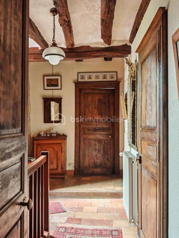 À seulement 15 minutes de Tours, au cœur de Savonnières, venez découvrir cette propriété de caractère.
Cet ensemble immobilier rare offre un cadre de vie privilégié et offre de nombreuses possibilités, aussi bien pour un projet familial que pour le développement d'une activité touristique. Sa position centrale permet un accès immédiat au bourg et aux commerces.

Une maison principale pleine de charme

Le rez-de-chaussée accueille une entrée, un bureau, une salle de bains avec espace buanderie, une cave ainsi qu'une chaufferie.
Le niveau principal de vie s'ouvre sur un palier desservant une agréable véranda bénéficiant d'une vue sur l'étang. Vous y trouverez également un séjour, une cuisine, deux chambres, dont l'une dispose de sa propre salle d'eau, ainsi que des WC indépendants.
À l'étage, une chambre supplémentaire, une salle d'eau et un espace de rangement complètent l'ensemble. Un vaste grenier aménageable offre également un beau potentiel pour créer de nouveaux espaces selon vos envies.

Un gîte indépendant pour accueillir ou développer un projet locatif

Accessible directement depuis la maison ou par une entrée indépendante depuis l'extérieur, cet espace constitue un véritable atout pour la propriété.
Il comprend une entrée avec kitchenette, deux chambres disposant chacune d'une mezzanine, ainsi qu'une salle d'eau avec WC.
Cet espace pourra parfaitement convenir à une activité de location saisonnière, de gîte ou à l'accueil de proches, tout en conservant l'indépendance de chacun.

Un authentique ancien moulin, véritable témoin du passé

Élément emblématique de la propriété, l'ancien moulin apporte à ce lieu toute son identité et son caractère.
Les mécanismes et les meules d'origine sont encore présents, tout comme une partie du système hydraulique.
L'étage du moulin offre également des possibilités d'exploitation et d'aménagement, permettant d'imaginer de nombreux projets autour de ce patrimoine exceptionnel.
La propriété dispose également d'un ancien four à pain en bon état, venant compléter le charme et l'authenticité de cet ensemble immobilier.

Un environnement naturel en plein cœur de Savonnières

À l'extérieur, vous profiterez d'un jardin arboré, d'un étang ainsi que d'un terrain naturel au cœur d'un environnement central mais préservé.

Un bien rare aux multiples possibilités

Cette propriété singulière offre un formidable potentiel pour de nombreux projets : résidence principale ou secondaire, maison familiale, activité de gîte ou de chambres d'hôtes, projet touristique ou culturel…

Une propriété rare sur le secteur, à découvrir pour les amoureux de lieux authentiques et de projets de caractère.