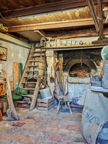 À seulement 15 minutes de Tours, au cœur de Savonnières, venez découvrir cette propriété de caractère.
Cet ensemble immobilier rare offre un cadre de vie privilégié et offre de nombreuses possibilités, aussi bien pour un projet familial que pour le développement d'une activité touristique. Sa position centrale permet un accès immédiat au bourg et aux commerces.

Une maison principale pleine de charme

Le rez-de-chaussée accueille une entrée, un bureau, une salle de bains avec espace buanderie, une cave ainsi qu'une chaufferie.
Le niveau principal de vie s'ouvre sur un palier desservant une agréable véranda bénéficiant d'une vue sur l'étang. Vous y trouverez également un séjour, une cuisine, deux chambres, dont l'une dispose de sa propre salle d'eau, ainsi que des WC indépendants.
À l'étage, une chambre supplémentaire, une salle d'eau et un espace de rangement complètent l'ensemble. Un vaste grenier aménageable offre également un beau potentiel pour créer de nouveaux espaces selon vos envies.

Un gîte indépendant pour accueillir ou développer un projet locatif

Accessible directement depuis la maison ou par une entrée indépendante depuis l'extérieur, cet espace constitue un véritable atout pour la propriété.
Il comprend une entrée avec kitchenette, deux chambres disposant chacune d'une mezzanine, ainsi qu'une salle d'eau avec WC.
Cet espace pourra parfaitement convenir à une activité de location saisonnière, de gîte ou à l'accueil de proches, tout en conservant l'indépendance de chacun.

Un authentique ancien moulin, véritable témoin du passé

Élément emblématique de la propriété, l'ancien moulin apporte à ce lieu toute son identité et son caractère.
Les mécanismes et les meules d'origine sont encore présents, tout comme une partie du système hydraulique.
L'étage du moulin offre également des possibilités d'exploitation et d'aménagement, permettant d'imaginer de nombreux projets autour de ce patrimoine exceptionnel.
La propriété dispose également d'un ancien four à pain en bon état, venant compléter le charme et l'authenticité de cet ensemble immobilier.

Un environnement naturel en plein cœur de Savonnières

À l'extérieur, vous profiterez d'un jardin arboré, d'un étang ainsi que d'un terrain naturel au cœur d'un environnement central mais préservé.

Un bien rare aux multiples possibilités

Cette propriété singulière offre un formidable potentiel pour de nombreux projets : résidence principale ou secondaire, maison familiale, activité de gîte ou de chambres d'hôtes, projet touristique ou culturel…

Une propriété rare sur le secteur, à découvrir pour les amoureux de lieux authentiques et de projets de caractère.