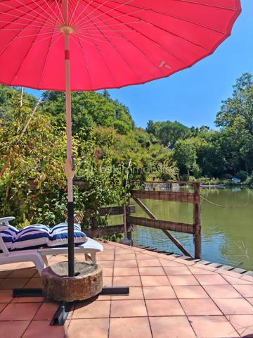 À seulement 15 minutes de Tours, au cœur de Savonnières, venez découvrir cette propriété de caractère.
Cet ensemble immobilier rare offre un cadre de vie privilégié et offre de nombreuses possibilités, aussi bien pour un projet familial que pour le développement d'une activité touristique. Sa position centrale permet un accès immédiat au bourg et aux commerces.

Une maison principale pleine de charme

Le rez-de-chaussée accueille une entrée, un bureau, une salle de bains avec espace buanderie, une cave ainsi qu'une chaufferie.
Le niveau principal de vie s'ouvre sur un palier desservant une agréable véranda bénéficiant d'une vue sur l'étang. Vous y trouverez également un séjour, une cuisine, deux chambres, dont l'une dispose de sa propre salle d'eau, ainsi que des WC indépendants.
À l'étage, une chambre supplémentaire, une salle d'eau et un espace de rangement complètent l'ensemble. Un vaste grenier aménageable offre également un beau potentiel pour créer de nouveaux espaces selon vos envies.

Un gîte indépendant pour accueillir ou développer un projet locatif

Accessible directement depuis la maison ou par une entrée indépendante depuis l'extérieur, cet espace constitue un véritable atout pour la propriété.
Il comprend une entrée avec kitchenette, deux chambres disposant chacune d'une mezzanine, ainsi qu'une salle d'eau avec WC.
Cet espace pourra parfaitement convenir à une activité de location saisonnière, de gîte ou à l'accueil de proches, tout en conservant l'indépendance de chacun.

Un authentique ancien moulin, véritable témoin du passé

Élément emblématique de la propriété, l'ancien moulin apporte à ce lieu toute son identité et son caractère.
Les mécanismes et les meules d'origine sont encore présents, tout comme une partie du système hydraulique.
L'étage du moulin offre également des possibilités d'exploitation et d'aménagement, permettant d'imaginer de nombreux projets autour de ce patrimoine exceptionnel.
La propriété dispose également d'un ancien four à pain en bon état, venant compléter le charme et l'authenticité de cet ensemble immobilier.

Un environnement naturel en plein cœur de Savonnières

À l'extérieur, vous profiterez d'un jardin arboré, d'un étang ainsi que d'un terrain naturel au cœur d'un environnement central mais préservé.

Un bien rare aux multiples possibilités

Cette propriété singulière offre un formidable potentiel pour de nombreux projets : résidence principale ou secondaire, maison familiale, activité de gîte ou de chambres d'hôtes, projet touristique ou culturel…

Une propriété rare sur le secteur, à découvrir pour les amoureux de lieux authentiques et de projets de caractère.