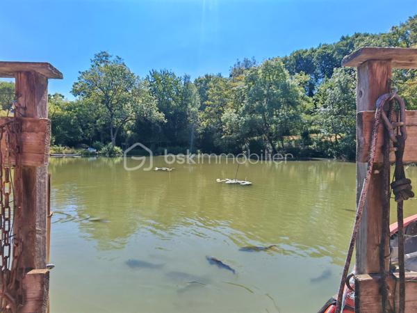 À seulement 15 minutes de Tours, au cœur de Savonnières, venez découvrir cette propriété de caractère.
Cet ensemble immobilier rare offre un cadre de vie privilégié et offre de nombreuses possibilités, aussi bien pour un projet familial que pour le développement d'une activité touristique. Sa position centrale permet un accès immédiat au bourg et aux commerces.

Une maison principale pleine de charme

Le rez-de-chaussée accueille une entrée, un bureau, une salle de bains avec espace buanderie, une cave ainsi qu'une chaufferie.
Le niveau principal de vie s'ouvre sur un palier desservant une agréable véranda bénéficiant d'une vue sur l'étang. Vous y trouverez également un séjour, une cuisine, deux chambres, dont l'une dispose de sa propre salle d'eau, ainsi que des WC indépendants.
À l'étage, une chambre supplémentaire, une salle d'eau et un espace de rangement complètent l'ensemble. Un vaste grenier aménageable offre également un beau potentiel pour créer de nouveaux espaces selon vos envies.

Un gîte indépendant pour accueillir ou développer un projet locatif

Accessible directement depuis la maison ou par une entrée indépendante depuis l'extérieur, cet espace constitue un véritable atout pour la propriété.
Il comprend une entrée avec kitchenette, deux chambres disposant chacune d'une mezzanine, ainsi qu'une salle d'eau avec WC.
Cet espace pourra parfaitement convenir à une activité de location saisonnière, de gîte ou à l'accueil de proches, tout en conservant l'indépendance de chacun.

Un authentique ancien moulin, véritable témoin du passé

Élément emblématique de la propriété, l'ancien moulin apporte à ce lieu toute son identité et son caractère.
Les mécanismes et les meules d'origine sont encore présents, tout comme une partie du système hydraulique.
L'étage du moulin offre également des possibilités d'exploitation et d'aménagement, permettant d'imaginer de nombreux projets autour de ce patrimoine exceptionnel.
La propriété dispose également d'un ancien four à pain en bon état, venant compléter le charme et l'authenticité de cet ensemble immobilier.

Un environnement naturel en plein cœur de Savonnières

À l'extérieur, vous profiterez d'un jardin arboré, d'un étang ainsi que d'un terrain naturel au cœur d'un environnement central mais préservé.

Un bien rare aux multiples possibilités

Cette propriété singulière offre un formidable potentiel pour de nombreux projets : résidence principale ou secondaire, maison familiale, activité de gîte ou de chambres d'hôtes, projet touristique ou culturel…

Une propriété rare sur le secteur, à découvrir pour les amoureux de lieux authentiques et de projets de caractère.