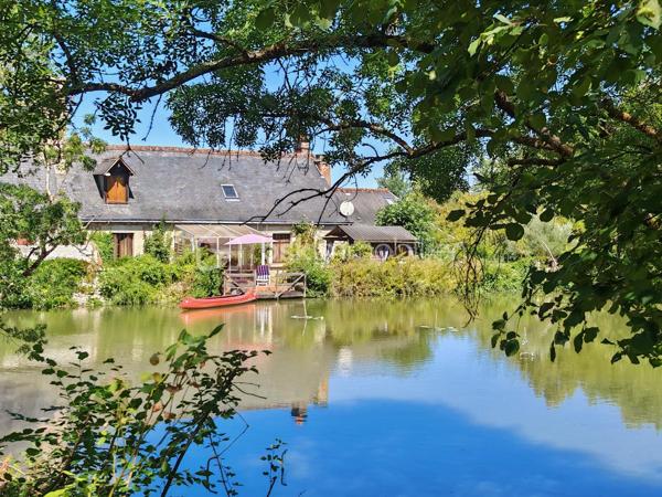 À seulement 15 minutes de Tours, au cœur de Savonnières, venez découvrir cette propriété de caractère.
Cet ensemble immobilier rare offre un cadre de vie privilégié et offre de nombreuses possibilités, aussi bien pour un projet familial que pour le développement d'une activité touristique. Sa position centrale permet un accès immédiat au bourg et aux commerces.

Une maison principale pleine de charme

Le rez-de-chaussée accueille une entrée, un bureau, une salle de bains avec espace buanderie, une cave ainsi qu'une chaufferie.
Le niveau principal de vie s'ouvre sur un palier desservant une agréable véranda bénéficiant d'une vue sur l'étang. Vous y trouverez également un séjour, une cuisine, deux chambres, dont l'une dispose de sa propre salle d'eau, ainsi que des WC indépendants.
À l'étage, une chambre supplémentaire, une salle d'eau et un espace de rangement complètent l'ensemble. Un vaste grenier aménageable offre également un beau potentiel pour créer de nouveaux espaces selon vos envies.

Un gîte indépendant pour accueillir ou développer un projet locatif

Accessible directement depuis la maison ou par une entrée indépendante depuis l'extérieur, cet espace constitue un véritable atout pour la propriété.
Il comprend une entrée avec kitchenette, deux chambres disposant chacune d'une mezzanine, ainsi qu'une salle d'eau avec WC.
Cet espace pourra parfaitement convenir à une activité de location saisonnière, de gîte ou à l'accueil de proches, tout en conservant l'indépendance de chacun.

Un authentique ancien moulin, véritable témoin du passé

Élément emblématique de la propriété, l'ancien moulin apporte à ce lieu toute son identité et son caractère.
Les mécanismes et les meules d'origine sont encore présents, tout comme une partie du système hydraulique.
L'étage du moulin offre également des possibilités d'exploitation et d'aménagement, permettant d'imaginer de nombreux projets autour de ce patrimoine exceptionnel.
La propriété dispose également d'un ancien four à pain en bon état, venant compléter le charme et l'authenticité de cet ensemble immobilier.

Un environnement naturel en plein cœur de Savonnières

À l'extérieur, vous profiterez d'un jardin arboré, d'un étang ainsi que d'un terrain naturel au cœur d'un environnement central mais préservé.

Un bien rare aux multiples possibilités

Cette propriété singulière offre un formidable potentiel pour de nombreux projets : résidence principale ou secondaire, maison familiale, activité de gîte ou de chambres d'hôtes, projet touristique ou culturel…

Une propriété rare sur le secteur, à découvrir pour les amoureux de lieux authentiques et de projets de caractère.