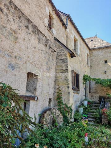 À seulement 15 minutes de Tours, au cœur de Savonnières, venez découvrir cette propriété de caractère.
Cet ensemble immobilier rare offre un cadre de vie privilégié et offre de nombreuses possibilités, aussi bien pour un projet familial que pour le développement d'une activité touristique. Sa position centrale permet un accès immédiat au bourg et aux commerces.

Une maison principale pleine de charme

Le rez-de-chaussée accueille une entrée, un bureau, une salle de bains avec espace buanderie, une cave ainsi qu'une chaufferie.
Le niveau principal de vie s'ouvre sur un palier desservant une agréable véranda bénéficiant d'une vue sur l'étang. Vous y trouverez également un séjour, une cuisine, deux chambres, dont l'une dispose de sa propre salle d'eau, ainsi que des WC indépendants.
À l'étage, une chambre supplémentaire, une salle d'eau et un espace de rangement complètent l'ensemble. Un vaste grenier aménageable offre également un beau potentiel pour créer de nouveaux espaces selon vos envies.

Un gîte indépendant pour accueillir ou développer un projet locatif

Accessible directement depuis la maison ou par une entrée indépendante depuis l'extérieur, cet espace constitue un véritable atout pour la propriété.
Il comprend une entrée avec kitchenette, deux chambres disposant chacune d'une mezzanine, ainsi qu'une salle d'eau avec WC.
Cet espace pourra parfaitement convenir à une activité de location saisonnière, de gîte ou à l'accueil de proches, tout en conservant l'indépendance de chacun.

Un authentique ancien moulin, véritable témoin du passé

Élément emblématique de la propriété, l'ancien moulin apporte à ce lieu toute son identité et son caractère.
Les mécanismes et les meules d'origine sont encore présents, tout comme une partie du système hydraulique.
L'étage du moulin offre également des possibilités d'exploitation et d'aménagement, permettant d'imaginer de nombreux projets autour de ce patrimoine exceptionnel.
La propriété dispose également d'un ancien four à pain en bon état, venant compléter le charme et l'authenticité de cet ensemble immobilier.

Un environnement naturel en plein cœur de Savonnières

À l'extérieur, vous profiterez d'un jardin arboré, d'un étang ainsi que d'un terrain naturel au cœur d'un environnement central mais préservé.

Un bien rare aux multiples possibilités

Cette propriété singulière offre un formidable potentiel pour de nombreux projets : résidence principale ou secondaire, maison familiale, activité de gîte ou de chambres d'hôtes, projet touristique ou culturel…

Une propriété rare sur le secteur, à découvrir pour les amoureux de lieux authentiques et de projets de caractère.