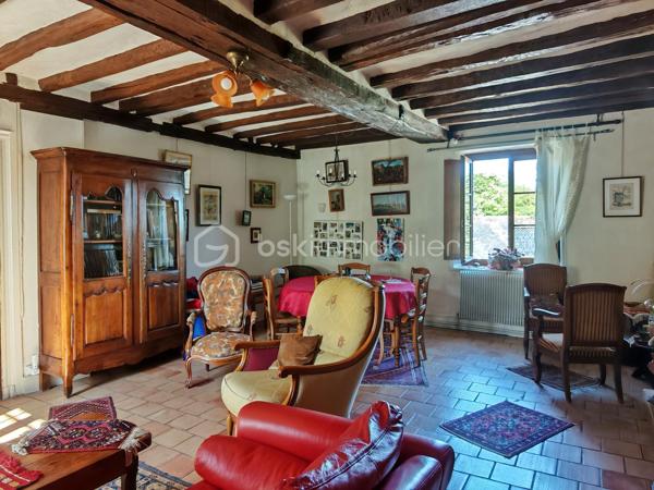 À seulement 15 minutes de Tours, au cœur de Savonnières, venez découvrir cette propriété de caractère.
Cet ensemble immobilier rare offre un cadre de vie privilégié et offre de nombreuses possibilités, aussi bien pour un projet familial que pour le développement d'une activité touristique. Sa position centrale permet un accès immédiat au bourg et aux commerces.

Une maison principale pleine de charme

Le rez-de-chaussée accueille une entrée, un bureau, une salle de bains avec espace buanderie, une cave ainsi qu'une chaufferie.
Le niveau principal de vie s'ouvre sur un palier desservant une agréable véranda bénéficiant d'une vue sur l'étang. Vous y trouverez également un séjour, une cuisine, deux chambres, dont l'une dispose de sa propre salle d'eau, ainsi que des WC indépendants.
À l'étage, une chambre supplémentaire, une salle d'eau et un espace de rangement complètent l'ensemble. Un vaste grenier aménageable offre également un beau potentiel pour créer de nouveaux espaces selon vos envies.

Un gîte indépendant pour accueillir ou développer un projet locatif

Accessible directement depuis la maison ou par une entrée indépendante depuis l'extérieur, cet espace constitue un véritable atout pour la propriété.
Il comprend une entrée avec kitchenette, deux chambres disposant chacune d'une mezzanine, ainsi qu'une salle d'eau avec WC.
Cet espace pourra parfaitement convenir à une activité de location saisonnière, de gîte ou à l'accueil de proches, tout en conservant l'indépendance de chacun.

Un authentique ancien moulin, véritable témoin du passé

Élément emblématique de la propriété, l'ancien moulin apporte à ce lieu toute son identité et son caractère.
Les mécanismes et les meules d'origine sont encore présents, tout comme une partie du système hydraulique.
L'étage du moulin offre également des possibilités d'exploitation et d'aménagement, permettant d'imaginer de nombreux projets autour de ce patrimoine exceptionnel.
La propriété dispose également d'un ancien four à pain en bon état, venant compléter le charme et l'authenticité de cet ensemble immobilier.

Un environnement naturel en plein cœur de Savonnières

À l'extérieur, vous profiterez d'un jardin arboré, d'un étang ainsi que d'un terrain naturel au cœur d'un environnement central mais préservé.

Un bien rare aux multiples possibilités

Cette propriété singulière offre un formidable potentiel pour de nombreux projets : résidence principale ou secondaire, maison familiale, activité de gîte ou de chambres d'hôtes, projet touristique ou culturel…

Une propriété rare sur le secteur, à découvrir pour les amoureux de lieux authentiques et de projets de caractère.