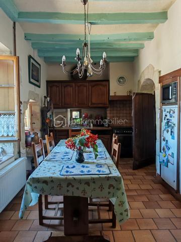 À seulement 15 minutes de Tours, au cœur de Savonnières, venez découvrir cette propriété de caractère.
Cet ensemble immobilier rare offre un cadre de vie privilégié et offre de nombreuses possibilités, aussi bien pour un projet familial que pour le développement d'une activité touristique. Sa position centrale permet un accès immédiat au bourg et aux commerces.

Une maison principale pleine de charme

Le rez-de-chaussée accueille une entrée, un bureau, une salle de bains avec espace buanderie, une cave ainsi qu'une chaufferie.
Le niveau principal de vie s'ouvre sur un palier desservant une agréable véranda bénéficiant d'une vue sur l'étang. Vous y trouverez également un séjour, une cuisine, deux chambres, dont l'une dispose de sa propre salle d'eau, ainsi que des WC indépendants.
À l'étage, une chambre supplémentaire, une salle d'eau et un espace de rangement complètent l'ensemble. Un vaste grenier aménageable offre également un beau potentiel pour créer de nouveaux espaces selon vos envies.

Un gîte indépendant pour accueillir ou développer un projet locatif

Accessible directement depuis la maison ou par une entrée indépendante depuis l'extérieur, cet espace constitue un véritable atout pour la propriété.
Il comprend une entrée avec kitchenette, deux chambres disposant chacune d'une mezzanine, ainsi qu'une salle d'eau avec WC.
Cet espace pourra parfaitement convenir à une activité de location saisonnière, de gîte ou à l'accueil de proches, tout en conservant l'indépendance de chacun.

Un authentique ancien moulin, véritable témoin du passé

Élément emblématique de la propriété, l'ancien moulin apporte à ce lieu toute son identité et son caractère.
Les mécanismes et les meules d'origine sont encore présents, tout comme une partie du système hydraulique.
L'étage du moulin offre également des possibilités d'exploitation et d'aménagement, permettant d'imaginer de nombreux projets autour de ce patrimoine exceptionnel.
La propriété dispose également d'un ancien four à pain en bon état, venant compléter le charme et l'authenticité de cet ensemble immobilier.

Un environnement naturel en plein cœur de Savonnières

À l'extérieur, vous profiterez d'un jardin arboré, d'un étang ainsi que d'un terrain naturel au cœur d'un environnement central mais préservé.

Un bien rare aux multiples possibilités

Cette propriété singulière offre un formidable potentiel pour de nombreux projets : résidence principale ou secondaire, maison familiale, activité de gîte ou de chambres d'hôtes, projet touristique ou culturel…

Une propriété rare sur le secteur, à découvrir pour les amoureux de lieux authentiques et de projets de caractère.