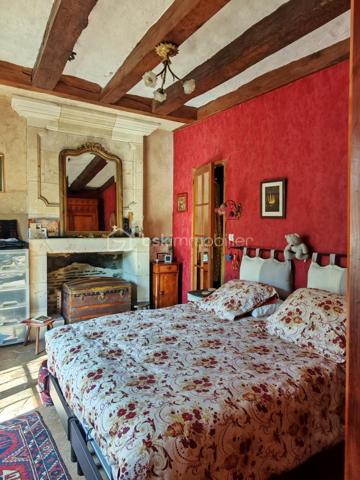 À seulement 15 minutes de Tours, au cœur de Savonnières, venez découvrir cette propriété de caractère.
Cet ensemble immobilier rare offre un cadre de vie privilégié et offre de nombreuses possibilités, aussi bien pour un projet familial que pour le développement d'une activité touristique. Sa position centrale permet un accès immédiat au bourg et aux commerces.

Une maison principale pleine de charme

Le rez-de-chaussée accueille une entrée, un bureau, une salle de bains avec espace buanderie, une cave ainsi qu'une chaufferie.
Le niveau principal de vie s'ouvre sur un palier desservant une agréable véranda bénéficiant d'une vue sur l'étang. Vous y trouverez également un séjour, une cuisine, deux chambres, dont l'une dispose de sa propre salle d'eau, ainsi que des WC indépendants.
À l'étage, une chambre supplémentaire, une salle d'eau et un espace de rangement complètent l'ensemble. Un vaste grenier aménageable offre également un beau potentiel pour créer de nouveaux espaces selon vos envies.

Un gîte indépendant pour accueillir ou développer un projet locatif

Accessible directement depuis la maison ou par une entrée indépendante depuis l'extérieur, cet espace constitue un véritable atout pour la propriété.
Il comprend une entrée avec kitchenette, deux chambres disposant chacune d'une mezzanine, ainsi qu'une salle d'eau avec WC.
Cet espace pourra parfaitement convenir à une activité de location saisonnière, de gîte ou à l'accueil de proches, tout en conservant l'indépendance de chacun.

Un authentique ancien moulin, véritable témoin du passé

Élément emblématique de la propriété, l'ancien moulin apporte à ce lieu toute son identité et son caractère.
Les mécanismes et les meules d'origine sont encore présents, tout comme une partie du système hydraulique.
L'étage du moulin offre également des possibilités d'exploitation et d'aménagement, permettant d'imaginer de nombreux projets autour de ce patrimoine exceptionnel.
La propriété dispose également d'un ancien four à pain en bon état, venant compléter le charme et l'authenticité de cet ensemble immobilier.

Un environnement naturel en plein cœur de Savonnières

À l'extérieur, vous profiterez d'un jardin arboré, d'un étang ainsi que d'un terrain naturel au cœur d'un environnement central mais préservé.

Un bien rare aux multiples possibilités

Cette propriété singulière offre un formidable potentiel pour de nombreux projets : résidence principale ou secondaire, maison familiale, activité de gîte ou de chambres d'hôtes, projet touristique ou culturel…

Une propriété rare sur le secteur, à découvrir pour les amoureux de lieux authentiques et de projets de caractère.
