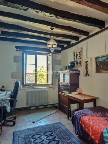 À seulement 15 minutes de Tours, au cœur de Savonnières, venez découvrir cette propriété de caractère.
Cet ensemble immobilier rare offre un cadre de vie privilégié et offre de nombreuses possibilités, aussi bien pour un projet familial que pour le développement d'une activité touristique. Sa position centrale permet un accès immédiat au bourg et aux commerces.

Une maison principale pleine de charme

Le rez-de-chaussée accueille une entrée, un bureau, une salle de bains avec espace buanderie, une cave ainsi qu'une chaufferie.
Le niveau principal de vie s'ouvre sur un palier desservant une agréable véranda bénéficiant d'une vue sur l'étang. Vous y trouverez également un séjour, une cuisine, deux chambres, dont l'une dispose de sa propre salle d'eau, ainsi que des WC indépendants.
À l'étage, une chambre supplémentaire, une salle d'eau et un espace de rangement complètent l'ensemble. Un vaste grenier aménageable offre également un beau potentiel pour créer de nouveaux espaces selon vos envies.

Un gîte indépendant pour accueillir ou développer un projet locatif

Accessible directement depuis la maison ou par une entrée indépendante depuis l'extérieur, cet espace constitue un véritable atout pour la propriété.
Il comprend une entrée avec kitchenette, deux chambres disposant chacune d'une mezzanine, ainsi qu'une salle d'eau avec WC.
Cet espace pourra parfaitement convenir à une activité de location saisonnière, de gîte ou à l'accueil de proches, tout en conservant l'indépendance de chacun.

Un authentique ancien moulin, véritable témoin du passé

Élément emblématique de la propriété, l'ancien moulin apporte à ce lieu toute son identité et son caractère.
Les mécanismes et les meules d'origine sont encore présents, tout comme une partie du système hydraulique.
L'étage du moulin offre également des possibilités d'exploitation et d'aménagement, permettant d'imaginer de nombreux projets autour de ce patrimoine exceptionnel.
La propriété dispose également d'un ancien four à pain en bon état, venant compléter le charme et l'authenticité de cet ensemble immobilier.

Un environnement naturel en plein cœur de Savonnières

À l'extérieur, vous profiterez d'un jardin arboré, d'un étang ainsi que d'un terrain naturel au cœur d'un environnement central mais préservé.

Un bien rare aux multiples possibilités

Cette propriété singulière offre un formidable potentiel pour de nombreux projets : résidence principale ou secondaire, maison familiale, activité de gîte ou de chambres d'hôtes, projet touristique ou culturel…

Une propriété rare sur le secteur, à découvrir pour les amoureux de lieux authentiques et de projets de caractère.