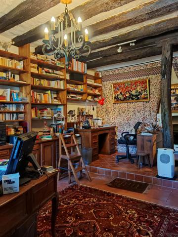 À seulement 15 minutes de Tours, au cœur de Savonnières, venez découvrir cette propriété de caractère.
Cet ensemble immobilier rare offre un cadre de vie privilégié et offre de nombreuses possibilités, aussi bien pour un projet familial que pour le développement d'une activité touristique. Sa position centrale permet un accès immédiat au bourg et aux commerces.

Une maison principale pleine de charme

Le rez-de-chaussée accueille une entrée, un bureau, une salle de bains avec espace buanderie, une cave ainsi qu'une chaufferie.
Le niveau principal de vie s'ouvre sur un palier desservant une agréable véranda bénéficiant d'une vue sur l'étang. Vous y trouverez également un séjour, une cuisine, deux chambres, dont l'une dispose de sa propre salle d'eau, ainsi que des WC indépendants.
À l'étage, une chambre supplémentaire, une salle d'eau et un espace de rangement complètent l'ensemble. Un vaste grenier aménageable offre également un beau potentiel pour créer de nouveaux espaces selon vos envies.

Un gîte indépendant pour accueillir ou développer un projet locatif

Accessible directement depuis la maison ou par une entrée indépendante depuis l'extérieur, cet espace constitue un véritable atout pour la propriété.
Il comprend une entrée avec kitchenette, deux chambres disposant chacune d'une mezzanine, ainsi qu'une salle d'eau avec WC.
Cet espace pourra parfaitement convenir à une activité de location saisonnière, de gîte ou à l'accueil de proches, tout en conservant l'indépendance de chacun.

Un authentique ancien moulin, véritable témoin du passé

Élément emblématique de la propriété, l'ancien moulin apporte à ce lieu toute son identité et son caractère.
Les mécanismes et les meules d'origine sont encore présents, tout comme une partie du système hydraulique.
L'étage du moulin offre également des possibilités d'exploitation et d'aménagement, permettant d'imaginer de nombreux projets autour de ce patrimoine exceptionnel.
La propriété dispose également d'un ancien four à pain en bon état, venant compléter le charme et l'authenticité de cet ensemble immobilier.

Un environnement naturel en plein cœur de Savonnières

À l'extérieur, vous profiterez d'un jardin arboré, d'un étang ainsi que d'un terrain naturel au cœur d'un environnement central mais préservé.

Un bien rare aux multiples possibilités

Cette propriété singulière offre un formidable potentiel pour de nombreux projets : résidence principale ou secondaire, maison familiale, activité de gîte ou de chambres d'hôtes, projet touristique ou culturel…

Une propriété rare sur le secteur, à découvrir pour les amoureux de lieux authentiques et de projets de caractère.