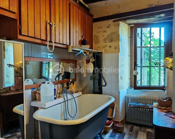 À seulement 15 minutes de Tours, au cœur de Savonnières, venez découvrir cette propriété de caractère.
Cet ensemble immobilier rare offre un cadre de vie privilégié et offre de nombreuses possibilités, aussi bien pour un projet familial que pour le développement d'une activité touristique. Sa position centrale permet un accès immédiat au bourg et aux commerces.

Une maison principale pleine de charme

Le rez-de-chaussée accueille une entrée, un bureau, une salle de bains avec espace buanderie, une cave ainsi qu'une chaufferie.
Le niveau principal de vie s'ouvre sur un palier desservant une agréable véranda bénéficiant d'une vue sur l'étang. Vous y trouverez également un séjour, une cuisine, deux chambres, dont l'une dispose de sa propre salle d'eau, ainsi que des WC indépendants.
À l'étage, une chambre supplémentaire, une salle d'eau et un espace de rangement complètent l'ensemble. Un vaste grenier aménageable offre également un beau potentiel pour créer de nouveaux espaces selon vos envies.

Un gîte indépendant pour accueillir ou développer un projet locatif

Accessible directement depuis la maison ou par une entrée indépendante depuis l'extérieur, cet espace constitue un véritable atout pour la propriété.
Il comprend une entrée avec kitchenette, deux chambres disposant chacune d'une mezzanine, ainsi qu'une salle d'eau avec WC.
Cet espace pourra parfaitement convenir à une activité de location saisonnière, de gîte ou à l'accueil de proches, tout en conservant l'indépendance de chacun.

Un authentique ancien moulin, véritable témoin du passé

Élément emblématique de la propriété, l'ancien moulin apporte à ce lieu toute son identité et son caractère.
Les mécanismes et les meules d'origine sont encore présents, tout comme une partie du système hydraulique.
L'étage du moulin offre également des possibilités d'exploitation et d'aménagement, permettant d'imaginer de nombreux projets autour de ce patrimoine exceptionnel.
La propriété dispose également d'un ancien four à pain en bon état, venant compléter le charme et l'authenticité de cet ensemble immobilier.

Un environnement naturel en plein cœur de Savonnières

À l'extérieur, vous profiterez d'un jardin arboré, d'un étang ainsi que d'un terrain naturel au cœur d'un environnement central mais préservé.

Un bien rare aux multiples possibilités

Cette propriété singulière offre un formidable potentiel pour de nombreux projets : résidence principale ou secondaire, maison familiale, activité de gîte ou de chambres d'hôtes, projet touristique ou culturel…

Une propriété rare sur le secteur, à découvrir pour les amoureux de lieux authentiques et de projets de caractère.