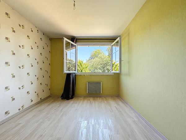 Maison offrant un beau potentiel avec vue dégagée, idéalement située à Chalonnes-sur-Loire, à proximité de la gare.