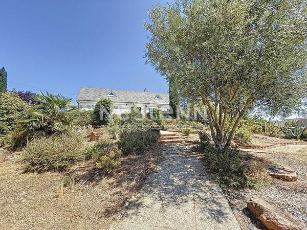 Maison offrant un beau potentiel avec vue dégagée, idéalement située à Chalonnes-sur-Loire, à proximité de la gare.