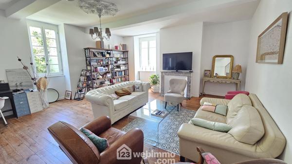 Maison de maître 284 m² à Nay 64800