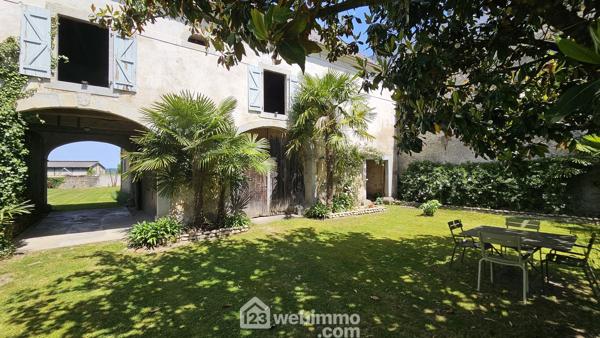 Maison de maître 284 m² à Nay 64800