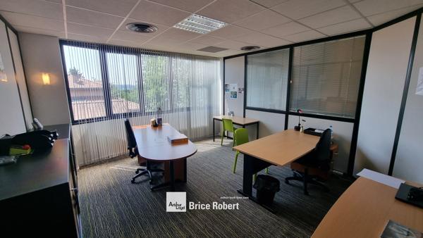 Bureaux à louer à Saint-Didier-au-Mont-d'Or proche gare de Vaise dans le Parc de Crecy