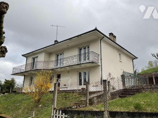 A VENDRE : Maison de ville dans GOURDON (Lot - 46) avec jardin de 2.679m² comprenant en rez-de-...