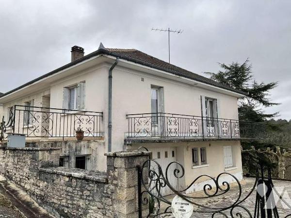 A VENDRE : Maison de ville dans GOURDON (Lot - 46) avec jardin de 2.679m² comprenant en rez-de-...