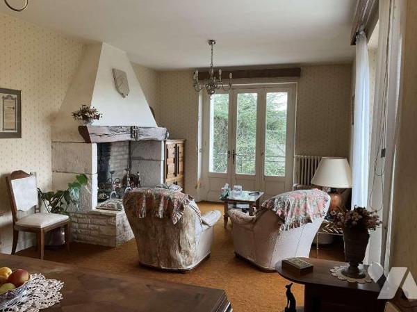 A VENDRE : Maison de ville dans GOURDON (Lot - 46) avec jardin de 2.679m² comprenant en rez-de-...