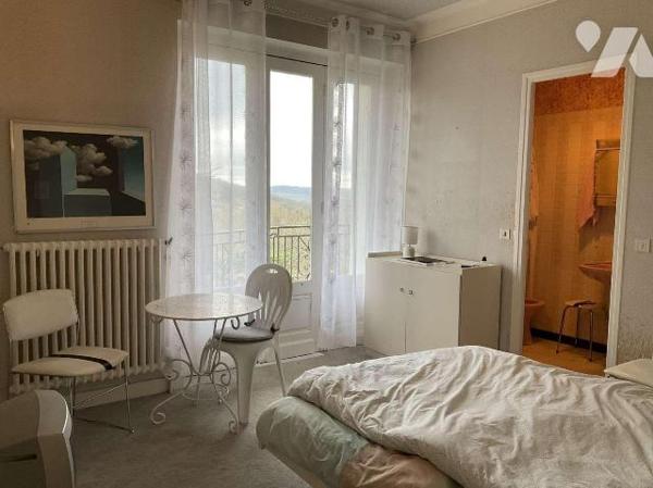 A VENDRE : Maison de ville dans GOURDON (Lot - 46) avec jardin de 2.679m² comprenant en rez-de-...