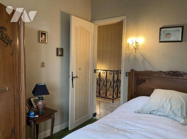 A VENDRE : Maison de ville dans GOURDON (Lot - 46) avec jardin de 2.679m² comprenant en rez-de-...