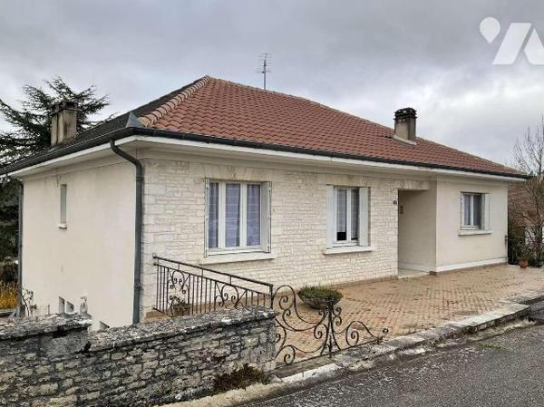 A VENDRE : Maison de ville dans GOURDON (Lot - 46) avec jardin de 2.679m² comprenant en rez-de-...