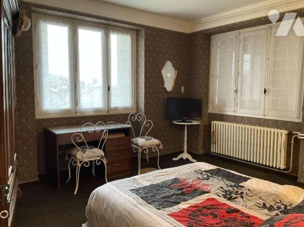 A VENDRE : Maison de ville dans GOURDON (Lot - 46) avec jardin de 2.679m² comprenant en rez-de-...