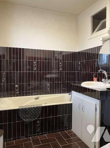 A VENDRE : Maison de ville dans GOURDON (Lot - 46) avec jardin de 2.679m² comprenant en rez-de-...