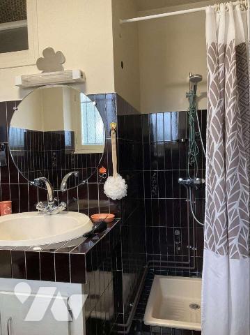 A VENDRE : Maison de ville dans GOURDON (Lot - 46) avec jardin de 2.679m² comprenant en rez-de-...