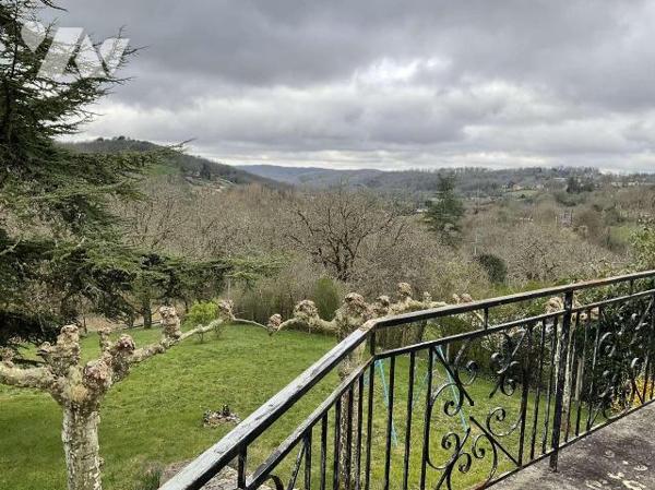A VENDRE : Maison de ville dans GOURDON (Lot - 46) avec jardin de 2.679m² comprenant en rez-de-...