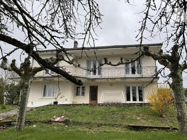 A VENDRE : Maison de ville dans GOURDON (Lot - 46) avec jardin de 2.679m² comprenant en rez-de-...