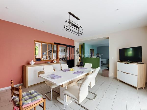 Spacieuse maison familiale de 209 m² – 6 chambres et un bureau – Terrain de 1 714 m², Chaugey (LOSNE).
12 min de Seurre, 23 min de Dole, 19 min d'Auxonne et 40 min de Dijon Ville.


À la recherche d'une maison où toute la famille pourra s'épanouir ? Découvrez cette magnifique propriété de 209 m² habitables, entièrement rénovée avec goût, offrant de beaux volumes, une distribution fonctionnelle et des prestations de qualité.

Implantée sur une belle parcelle arborée de 1 714 m², cette maison chaleureuse saura séduire les familles nombreuses, les amateurs d'espace ou ceux qui aiment recevoir.

Dès l'entrée, vous serez charmés par la luminosité et l'atmosphère accueillante des lieux. Le vaste salon-séjour constitue un véritable espace de vie convivial, idéal pour partager de précieux moments en famille ou entre amis. La cuisine aménagée et équipée, semi-ouverte grâce à une élégante verrière, allie parfaitement modernité, praticité et convivialité.

Le rez-de-chaussée offre deux chambres et une salle de jeux, permettant une vie de plain-pied particulièrement appréciable. Vous y trouverez également une salle de bains équipée d'une baignoire, d'un meuble double vasque ainsi que des toilettes indépendantes.

À l'étage, quatre chambres supplémentaires viennent compléter l'espace nuit, offrant à chacun son intimité. Un dressing apporte un confort supplémentaire au quotidien. Une salle d'eau moderne avec douche, simple vasque et sèche-serviettes ainsi qu'un second WC indépendant complètent ce niveau.

Côté extérieur, le vaste terrain de 1 714 m² laisse libre cours à tous vos projets : jardin paysager, espace détente, aire de jeux pour les enfants ou encore potager.

Un grand garage vient parfaire l'ensemble et offre un espace appréciable pour stationner plusieurs véhicules, bricoler ou bénéficier d'un important espace de stockage.

Cette maison bénéficie également de nombreux équipements récents garantissant confort et économies d'énergie :

Chaudière à pellets
Fenêtres PVC double vitrage
Volets roulants solaires au rez-de-chaussée
Volets roulants électriques à l'étage
VMC
Installation électrique refaite

Située à proximité des commodités, cette propriété combine parfaitement le confort d'une maison familiale, le charme d'une rénovation soignée et la praticité de la vie quotidienne.

Une maison clé en main où il ne reste plus qu'à poser vos valises et écrire une nouvelle histoire de famille.

Une visite s'impose pour découvrir tout son potentiel et son charme !