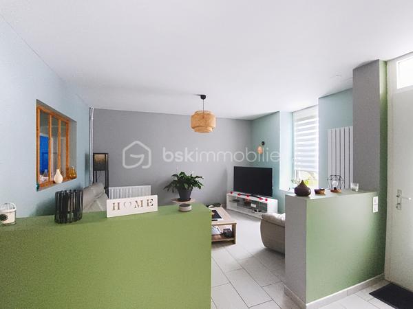 Spacieuse maison familiale de 209 m² – 6 chambres et un bureau – Terrain de 1 714 m², Chaugey (LOSNE).
12 min de Seurre, 23 min de Dole, 19 min d'Auxonne et 40 min de Dijon Ville.


À la recherche d'une maison où toute la famille pourra s'épanouir ? Découvrez cette magnifique propriété de 209 m² habitables, entièrement rénovée avec goût, offrant de beaux volumes, une distribution fonctionnelle et des prestations de qualité.

Implantée sur une belle parcelle arborée de 1 714 m², cette maison chaleureuse saura séduire les familles nombreuses, les amateurs d'espace ou ceux qui aiment recevoir.

Dès l'entrée, vous serez charmés par la luminosité et l'atmosphère accueillante des lieux. Le vaste salon-séjour constitue un véritable espace de vie convivial, idéal pour partager de précieux moments en famille ou entre amis. La cuisine aménagée et équipée, semi-ouverte grâce à une élégante verrière, allie parfaitement modernité, praticité et convivialité.

Le rez-de-chaussée offre deux chambres et une salle de jeux, permettant une vie de plain-pied particulièrement appréciable. Vous y trouverez également une salle de bains équipée d'une baignoire, d'un meuble double vasque ainsi que des toilettes indépendantes.

À l'étage, quatre chambres supplémentaires viennent compléter l'espace nuit, offrant à chacun son intimité. Un dressing apporte un confort supplémentaire au quotidien. Une salle d'eau moderne avec douche, simple vasque et sèche-serviettes ainsi qu'un second WC indépendant complètent ce niveau.

Côté extérieur, le vaste terrain de 1 714 m² laisse libre cours à tous vos projets : jardin paysager, espace détente, aire de jeux pour les enfants ou encore potager.

Un grand garage vient parfaire l'ensemble et offre un espace appréciable pour stationner plusieurs véhicules, bricoler ou bénéficier d'un important espace de stockage.

Cette maison bénéficie également de nombreux équipements récents garantissant confort et économies d'énergie :

Chaudière à pellets
Fenêtres PVC double vitrage
Volets roulants solaires au rez-de-chaussée
Volets roulants électriques à l'étage
VMC
Installation électrique refaite

Située à proximité des commodités, cette propriété combine parfaitement le confort d'une maison familiale, le charme d'une rénovation soignée et la praticité de la vie quotidienne.

Une maison clé en main où il ne reste plus qu'à poser vos valises et écrire une nouvelle histoire de famille.

Une visite s'impose pour découvrir tout son potentiel et son charme !