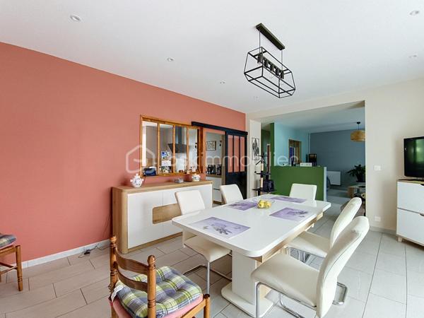 Spacieuse maison familiale de 209 m² – 6 chambres et un bureau – Terrain de 1 714 m², Chaugey (LOSNE).
12 min de Seurre, 23 min de Dole, 19 min d'Auxonne et 40 min de Dijon Ville.


À la recherche d'une maison où toute la famille pourra s'épanouir ? Découvrez cette magnifique propriété de 209 m² habitables, entièrement rénovée avec goût, offrant de beaux volumes, une distribution fonctionnelle et des prestations de qualité.

Implantée sur une belle parcelle arborée de 1 714 m², cette maison chaleureuse saura séduire les familles nombreuses, les amateurs d'espace ou ceux qui aiment recevoir.

Dès l'entrée, vous serez charmés par la luminosité et l'atmosphère accueillante des lieux. Le vaste salon-séjour constitue un véritable espace de vie convivial, idéal pour partager de précieux moments en famille ou entre amis. La cuisine aménagée et équipée, semi-ouverte grâce à une élégante verrière, allie parfaitement modernité, praticité et convivialité.

Le rez-de-chaussée offre deux chambres et une salle de jeux, permettant une vie de plain-pied particulièrement appréciable. Vous y trouverez également une salle de bains équipée d'une baignoire, d'un meuble double vasque ainsi que des toilettes indépendantes.

À l'étage, quatre chambres supplémentaires viennent compléter l'espace nuit, offrant à chacun son intimité. Un dressing apporte un confort supplémentaire au quotidien. Une salle d'eau moderne avec douche, simple vasque et sèche-serviettes ainsi qu'un second WC indépendant complètent ce niveau.

Côté extérieur, le vaste terrain de 1 714 m² laisse libre cours à tous vos projets : jardin paysager, espace détente, aire de jeux pour les enfants ou encore potager.

Un grand garage vient parfaire l'ensemble et offre un espace appréciable pour stationner plusieurs véhicules, bricoler ou bénéficier d'un important espace de stockage.

Cette maison bénéficie également de nombreux équipements récents garantissant confort et économies d'énergie :

Chaudière à pellets
Fenêtres PVC double vitrage
Volets roulants solaires au rez-de-chaussée
Volets roulants électriques à l'étage
VMC
Installation électrique refaite

Située à proximité des commodités, cette propriété combine parfaitement le confort d'une maison familiale, le charme d'une rénovation soignée et la praticité de la vie quotidienne.

Une maison clé en main où il ne reste plus qu'à poser vos valises et écrire une nouvelle histoire de famille.

Une visite s'impose pour découvrir tout son potentiel et son charme !