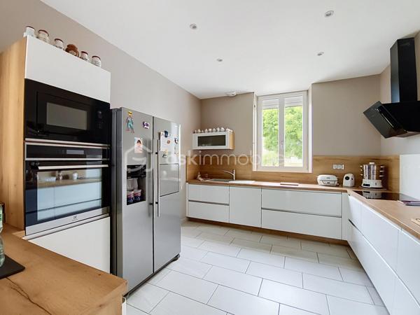 Spacieuse maison familiale de 209 m² – 6 chambres et un bureau – Terrain de 1 714 m², Chaugey (LOSNE).
12 min de Seurre, 23 min de Dole, 19 min d'Auxonne et 40 min de Dijon Ville.


À la recherche d'une maison où toute la famille pourra s'épanouir ? Découvrez cette magnifique propriété de 209 m² habitables, entièrement rénovée avec goût, offrant de beaux volumes, une distribution fonctionnelle et des prestations de qualité.

Implantée sur une belle parcelle arborée de 1 714 m², cette maison chaleureuse saura séduire les familles nombreuses, les amateurs d'espace ou ceux qui aiment recevoir.

Dès l'entrée, vous serez charmés par la luminosité et l'atmosphère accueillante des lieux. Le vaste salon-séjour constitue un véritable espace de vie convivial, idéal pour partager de précieux moments en famille ou entre amis. La cuisine aménagée et équipée, semi-ouverte grâce à une élégante verrière, allie parfaitement modernité, praticité et convivialité.

Le rez-de-chaussée offre deux chambres et une salle de jeux, permettant une vie de plain-pied particulièrement appréciable. Vous y trouverez également une salle de bains équipée d'une baignoire, d'un meuble double vasque ainsi que des toilettes indépendantes.

À l'étage, quatre chambres supplémentaires viennent compléter l'espace nuit, offrant à chacun son intimité. Un dressing apporte un confort supplémentaire au quotidien. Une salle d'eau moderne avec douche, simple vasque et sèche-serviettes ainsi qu'un second WC indépendant complètent ce niveau.

Côté extérieur, le vaste terrain de 1 714 m² laisse libre cours à tous vos projets : jardin paysager, espace détente, aire de jeux pour les enfants ou encore potager.

Un grand garage vient parfaire l'ensemble et offre un espace appréciable pour stationner plusieurs véhicules, bricoler ou bénéficier d'un important espace de stockage.

Cette maison bénéficie également de nombreux équipements récents garantissant confort et économies d'énergie :

Chaudière à pellets
Fenêtres PVC double vitrage
Volets roulants solaires au rez-de-chaussée
Volets roulants électriques à l'étage
VMC
Installation électrique refaite

Située à proximité des commodités, cette propriété combine parfaitement le confort d'une maison familiale, le charme d'une rénovation soignée et la praticité de la vie quotidienne.

Une maison clé en main où il ne reste plus qu'à poser vos valises et écrire une nouvelle histoire de famille.

Une visite s'impose pour découvrir tout son potentiel et son charme !