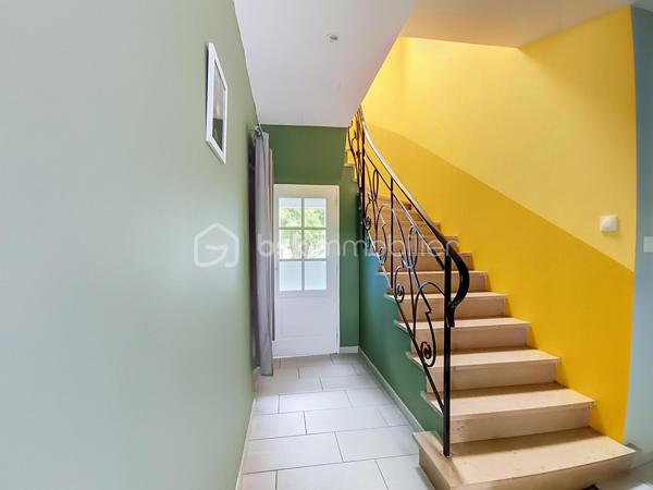 Spacieuse maison familiale de 209 m² – 6 chambres et un bureau – Terrain de 1 714 m², Chaugey (LOSNE).
12 min de Seurre, 23 min de Dole, 19 min d'Auxonne et 40 min de Dijon Ville.


À la recherche d'une maison où toute la famille pourra s'épanouir ? Découvrez cette magnifique propriété de 209 m² habitables, entièrement rénovée avec goût, offrant de beaux volumes, une distribution fonctionnelle et des prestations de qualité.

Implantée sur une belle parcelle arborée de 1 714 m², cette maison chaleureuse saura séduire les familles nombreuses, les amateurs d'espace ou ceux qui aiment recevoir.

Dès l'entrée, vous serez charmés par la luminosité et l'atmosphère accueillante des lieux. Le vaste salon-séjour constitue un véritable espace de vie convivial, idéal pour partager de précieux moments en famille ou entre amis. La cuisine aménagée et équipée, semi-ouverte grâce à une élégante verrière, allie parfaitement modernité, praticité et convivialité.

Le rez-de-chaussée offre deux chambres et une salle de jeux, permettant une vie de plain-pied particulièrement appréciable. Vous y trouverez également une salle de bains équipée d'une baignoire, d'un meuble double vasque ainsi que des toilettes indépendantes.

À l'étage, quatre chambres supplémentaires viennent compléter l'espace nuit, offrant à chacun son intimité. Un dressing apporte un confort supplémentaire au quotidien. Une salle d'eau moderne avec douche, simple vasque et sèche-serviettes ainsi qu'un second WC indépendant complètent ce niveau.

Côté extérieur, le vaste terrain de 1 714 m² laisse libre cours à tous vos projets : jardin paysager, espace détente, aire de jeux pour les enfants ou encore potager.

Un grand garage vient parfaire l'ensemble et offre un espace appréciable pour stationner plusieurs véhicules, bricoler ou bénéficier d'un important espace de stockage.

Cette maison bénéficie également de nombreux équipements récents garantissant confort et économies d'énergie :

Chaudière à pellets
Fenêtres PVC double vitrage
Volets roulants solaires au rez-de-chaussée
Volets roulants électriques à l'étage
VMC
Installation électrique refaite

Située à proximité des commodités, cette propriété combine parfaitement le confort d'une maison familiale, le charme d'une rénovation soignée et la praticité de la vie quotidienne.

Une maison clé en main où il ne reste plus qu'à poser vos valises et écrire une nouvelle histoire de famille.

Une visite s'impose pour découvrir tout son potentiel et son charme !