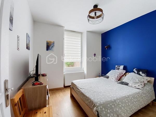Spacieuse maison familiale de 209 m² – 6 chambres et un bureau – Terrain de 1 714 m², Chaugey (LOSNE).
12 min de Seurre, 23 min de Dole, 19 min d'Auxonne et 40 min de Dijon Ville.


À la recherche d'une maison où toute la famille pourra s'épanouir ? Découvrez cette magnifique propriété de 209 m² habitables, entièrement rénovée avec goût, offrant de beaux volumes, une distribution fonctionnelle et des prestations de qualité.

Implantée sur une belle parcelle arborée de 1 714 m², cette maison chaleureuse saura séduire les familles nombreuses, les amateurs d'espace ou ceux qui aiment recevoir.

Dès l'entrée, vous serez charmés par la luminosité et l'atmosphère accueillante des lieux. Le vaste salon-séjour constitue un véritable espace de vie convivial, idéal pour partager de précieux moments en famille ou entre amis. La cuisine aménagée et équipée, semi-ouverte grâce à une élégante verrière, allie parfaitement modernité, praticité et convivialité.

Le rez-de-chaussée offre deux chambres et une salle de jeux, permettant une vie de plain-pied particulièrement appréciable. Vous y trouverez également une salle de bains équipée d'une baignoire, d'un meuble double vasque ainsi que des toilettes indépendantes.

À l'étage, quatre chambres supplémentaires viennent compléter l'espace nuit, offrant à chacun son intimité. Un dressing apporte un confort supplémentaire au quotidien. Une salle d'eau moderne avec douche, simple vasque et sèche-serviettes ainsi qu'un second WC indépendant complètent ce niveau.

Côté extérieur, le vaste terrain de 1 714 m² laisse libre cours à tous vos projets : jardin paysager, espace détente, aire de jeux pour les enfants ou encore potager.

Un grand garage vient parfaire l'ensemble et offre un espace appréciable pour stationner plusieurs véhicules, bricoler ou bénéficier d'un important espace de stockage.

Cette maison bénéficie également de nombreux équipements récents garantissant confort et économies d'énergie :

Chaudière à pellets
Fenêtres PVC double vitrage
Volets roulants solaires au rez-de-chaussée
Volets roulants électriques à l'étage
VMC
Installation électrique refaite

Située à proximité des commodités, cette propriété combine parfaitement le confort d'une maison familiale, le charme d'une rénovation soignée et la praticité de la vie quotidienne.

Une maison clé en main où il ne reste plus qu'à poser vos valises et écrire une nouvelle histoire de famille.

Une visite s'impose pour découvrir tout son potentiel et son charme !