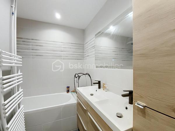 Spacieuse maison familiale de 209 m² – 6 chambres et un bureau – Terrain de 1 714 m², Chaugey (LOSNE).
12 min de Seurre, 23 min de Dole, 19 min d'Auxonne et 40 min de Dijon Ville.


À la recherche d'une maison où toute la famille pourra s'épanouir ? Découvrez cette magnifique propriété de 209 m² habitables, entièrement rénovée avec goût, offrant de beaux volumes, une distribution fonctionnelle et des prestations de qualité.

Implantée sur une belle parcelle arborée de 1 714 m², cette maison chaleureuse saura séduire les familles nombreuses, les amateurs d'espace ou ceux qui aiment recevoir.

Dès l'entrée, vous serez charmés par la luminosité et l'atmosphère accueillante des lieux. Le vaste salon-séjour constitue un véritable espace de vie convivial, idéal pour partager de précieux moments en famille ou entre amis. La cuisine aménagée et équipée, semi-ouverte grâce à une élégante verrière, allie parfaitement modernité, praticité et convivialité.

Le rez-de-chaussée offre deux chambres et une salle de jeux, permettant une vie de plain-pied particulièrement appréciable. Vous y trouverez également une salle de bains équipée d'une baignoire, d'un meuble double vasque ainsi que des toilettes indépendantes.

À l'étage, quatre chambres supplémentaires viennent compléter l'espace nuit, offrant à chacun son intimité. Un dressing apporte un confort supplémentaire au quotidien. Une salle d'eau moderne avec douche, simple vasque et sèche-serviettes ainsi qu'un second WC indépendant complètent ce niveau.

Côté extérieur, le vaste terrain de 1 714 m² laisse libre cours à tous vos projets : jardin paysager, espace détente, aire de jeux pour les enfants ou encore potager.

Un grand garage vient parfaire l'ensemble et offre un espace appréciable pour stationner plusieurs véhicules, bricoler ou bénéficier d'un important espace de stockage.

Cette maison bénéficie également de nombreux équipements récents garantissant confort et économies d'énergie :

Chaudière à pellets
Fenêtres PVC double vitrage
Volets roulants solaires au rez-de-chaussée
Volets roulants électriques à l'étage
VMC
Installation électrique refaite

Située à proximité des commodités, cette propriété combine parfaitement le confort d'une maison familiale, le charme d'une rénovation soignée et la praticité de la vie quotidienne.

Une maison clé en main où il ne reste plus qu'à poser vos valises et écrire une nouvelle histoire de famille.

Une visite s'impose pour découvrir tout son potentiel et son charme !