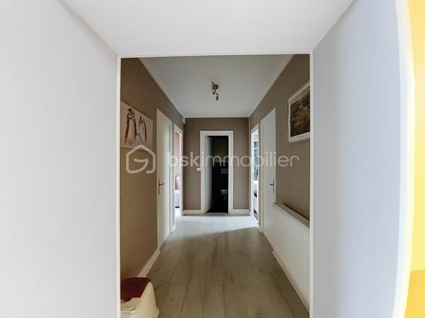 Spacieuse maison familiale de 209 m² – 6 chambres et un bureau – Terrain de 1 714 m², Chaugey (LOSNE).
12 min de Seurre, 23 min de Dole, 19 min d'Auxonne et 40 min de Dijon Ville.


À la recherche d'une maison où toute la famille pourra s'épanouir ? Découvrez cette magnifique propriété de 209 m² habitables, entièrement rénovée avec goût, offrant de beaux volumes, une distribution fonctionnelle et des prestations de qualité.

Implantée sur une belle parcelle arborée de 1 714 m², cette maison chaleureuse saura séduire les familles nombreuses, les amateurs d'espace ou ceux qui aiment recevoir.

Dès l'entrée, vous serez charmés par la luminosité et l'atmosphère accueillante des lieux. Le vaste salon-séjour constitue un véritable espace de vie convivial, idéal pour partager de précieux moments en famille ou entre amis. La cuisine aménagée et équipée, semi-ouverte grâce à une élégante verrière, allie parfaitement modernité, praticité et convivialité.

Le rez-de-chaussée offre deux chambres et une salle de jeux, permettant une vie de plain-pied particulièrement appréciable. Vous y trouverez également une salle de bains équipée d'une baignoire, d'un meuble double vasque ainsi que des toilettes indépendantes.

À l'étage, quatre chambres supplémentaires viennent compléter l'espace nuit, offrant à chacun son intimité. Un dressing apporte un confort supplémentaire au quotidien. Une salle d'eau moderne avec douche, simple vasque et sèche-serviettes ainsi qu'un second WC indépendant complètent ce niveau.

Côté extérieur, le vaste terrain de 1 714 m² laisse libre cours à tous vos projets : jardin paysager, espace détente, aire de jeux pour les enfants ou encore potager.

Un grand garage vient parfaire l'ensemble et offre un espace appréciable pour stationner plusieurs véhicules, bricoler ou bénéficier d'un important espace de stockage.

Cette maison bénéficie également de nombreux équipements récents garantissant confort et économies d'énergie :

Chaudière à pellets
Fenêtres PVC double vitrage
Volets roulants solaires au rez-de-chaussée
Volets roulants électriques à l'étage
VMC
Installation électrique refaite

Située à proximité des commodités, cette propriété combine parfaitement le confort d'une maison familiale, le charme d'une rénovation soignée et la praticité de la vie quotidienne.

Une maison clé en main où il ne reste plus qu'à poser vos valises et écrire une nouvelle histoire de famille.

Une visite s'impose pour découvrir tout son potentiel et son charme !
