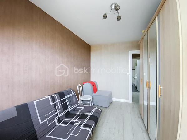 Spacieuse maison familiale de 209 m² – 6 chambres et un bureau – Terrain de 1 714 m², Chaugey (LOSNE).
12 min de Seurre, 23 min de Dole, 19 min d'Auxonne et 40 min de Dijon Ville.


À la recherche d'une maison où toute la famille pourra s'épanouir ? Découvrez cette magnifique propriété de 209 m² habitables, entièrement rénovée avec goût, offrant de beaux volumes, une distribution fonctionnelle et des prestations de qualité.

Implantée sur une belle parcelle arborée de 1 714 m², cette maison chaleureuse saura séduire les familles nombreuses, les amateurs d'espace ou ceux qui aiment recevoir.

Dès l'entrée, vous serez charmés par la luminosité et l'atmosphère accueillante des lieux. Le vaste salon-séjour constitue un véritable espace de vie convivial, idéal pour partager de précieux moments en famille ou entre amis. La cuisine aménagée et équipée, semi-ouverte grâce à une élégante verrière, allie parfaitement modernité, praticité et convivialité.

Le rez-de-chaussée offre deux chambres et une salle de jeux, permettant une vie de plain-pied particulièrement appréciable. Vous y trouverez également une salle de bains équipée d'une baignoire, d'un meuble double vasque ainsi que des toilettes indépendantes.

À l'étage, quatre chambres supplémentaires viennent compléter l'espace nuit, offrant à chacun son intimité. Un dressing apporte un confort supplémentaire au quotidien. Une salle d'eau moderne avec douche, simple vasque et sèche-serviettes ainsi qu'un second WC indépendant complètent ce niveau.

Côté extérieur, le vaste terrain de 1 714 m² laisse libre cours à tous vos projets : jardin paysager, espace détente, aire de jeux pour les enfants ou encore potager.

Un grand garage vient parfaire l'ensemble et offre un espace appréciable pour stationner plusieurs véhicules, bricoler ou bénéficier d'un important espace de stockage.

Cette maison bénéficie également de nombreux équipements récents garantissant confort et économies d'énergie :

Chaudière à pellets
Fenêtres PVC double vitrage
Volets roulants solaires au rez-de-chaussée
Volets roulants électriques à l'étage
VMC
Installation électrique refaite

Située à proximité des commodités, cette propriété combine parfaitement le confort d'une maison familiale, le charme d'une rénovation soignée et la praticité de la vie quotidienne.

Une maison clé en main où il ne reste plus qu'à poser vos valises et écrire une nouvelle histoire de famille.

Une visite s'impose pour découvrir tout son potentiel et son charme !