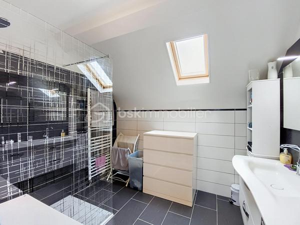 Spacieuse maison familiale de 209 m² – 6 chambres et un bureau – Terrain de 1 714 m², Chaugey (LOSNE).
12 min de Seurre, 23 min de Dole, 19 min d'Auxonne et 40 min de Dijon Ville.


À la recherche d'une maison où toute la famille pourra s'épanouir ? Découvrez cette magnifique propriété de 209 m² habitables, entièrement rénovée avec goût, offrant de beaux volumes, une distribution fonctionnelle et des prestations de qualité.

Implantée sur une belle parcelle arborée de 1 714 m², cette maison chaleureuse saura séduire les familles nombreuses, les amateurs d'espace ou ceux qui aiment recevoir.

Dès l'entrée, vous serez charmés par la luminosité et l'atmosphère accueillante des lieux. Le vaste salon-séjour constitue un véritable espace de vie convivial, idéal pour partager de précieux moments en famille ou entre amis. La cuisine aménagée et équipée, semi-ouverte grâce à une élégante verrière, allie parfaitement modernité, praticité et convivialité.

Le rez-de-chaussée offre deux chambres et une salle de jeux, permettant une vie de plain-pied particulièrement appréciable. Vous y trouverez également une salle de bains équipée d'une baignoire, d'un meuble double vasque ainsi que des toilettes indépendantes.

À l'étage, quatre chambres supplémentaires viennent compléter l'espace nuit, offrant à chacun son intimité. Un dressing apporte un confort supplémentaire au quotidien. Une salle d'eau moderne avec douche, simple vasque et sèche-serviettes ainsi qu'un second WC indépendant complètent ce niveau.

Côté extérieur, le vaste terrain de 1 714 m² laisse libre cours à tous vos projets : jardin paysager, espace détente, aire de jeux pour les enfants ou encore potager.

Un grand garage vient parfaire l'ensemble et offre un espace appréciable pour stationner plusieurs véhicules, bricoler ou bénéficier d'un important espace de stockage.

Cette maison bénéficie également de nombreux équipements récents garantissant confort et économies d'énergie :

Chaudière à pellets
Fenêtres PVC double vitrage
Volets roulants solaires au rez-de-chaussée
Volets roulants électriques à l'étage
VMC
Installation électrique refaite

Située à proximité des commodités, cette propriété combine parfaitement le confort d'une maison familiale, le charme d'une rénovation soignée et la praticité de la vie quotidienne.

Une maison clé en main où il ne reste plus qu'à poser vos valises et écrire une nouvelle histoire de famille.

Une visite s'impose pour découvrir tout son potentiel et son charme !