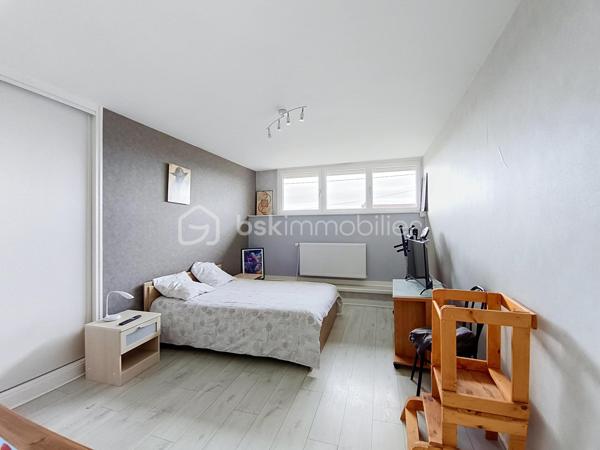Spacieuse maison familiale de 209 m² – 6 chambres et un bureau – Terrain de 1 714 m², Chaugey (LOSNE).
12 min de Seurre, 23 min de Dole, 19 min d'Auxonne et 40 min de Dijon Ville.


À la recherche d'une maison où toute la famille pourra s'épanouir ? Découvrez cette magnifique propriété de 209 m² habitables, entièrement rénovée avec goût, offrant de beaux volumes, une distribution fonctionnelle et des prestations de qualité.

Implantée sur une belle parcelle arborée de 1 714 m², cette maison chaleureuse saura séduire les familles nombreuses, les amateurs d'espace ou ceux qui aiment recevoir.

Dès l'entrée, vous serez charmés par la luminosité et l'atmosphère accueillante des lieux. Le vaste salon-séjour constitue un véritable espace de vie convivial, idéal pour partager de précieux moments en famille ou entre amis. La cuisine aménagée et équipée, semi-ouverte grâce à une élégante verrière, allie parfaitement modernité, praticité et convivialité.

Le rez-de-chaussée offre deux chambres et une salle de jeux, permettant une vie de plain-pied particulièrement appréciable. Vous y trouverez également une salle de bains équipée d'une baignoire, d'un meuble double vasque ainsi que des toilettes indépendantes.

À l'étage, quatre chambres supplémentaires viennent compléter l'espace nuit, offrant à chacun son intimité. Un dressing apporte un confort supplémentaire au quotidien. Une salle d'eau moderne avec douche, simple vasque et sèche-serviettes ainsi qu'un second WC indépendant complètent ce niveau.

Côté extérieur, le vaste terrain de 1 714 m² laisse libre cours à tous vos projets : jardin paysager, espace détente, aire de jeux pour les enfants ou encore potager.

Un grand garage vient parfaire l'ensemble et offre un espace appréciable pour stationner plusieurs véhicules, bricoler ou bénéficier d'un important espace de stockage.

Cette maison bénéficie également de nombreux équipements récents garantissant confort et économies d'énergie :

Chaudière à pellets
Fenêtres PVC double vitrage
Volets roulants solaires au rez-de-chaussée
Volets roulants électriques à l'étage
VMC
Installation électrique refaite

Située à proximité des commodités, cette propriété combine parfaitement le confort d'une maison familiale, le charme d'une rénovation soignée et la praticité de la vie quotidienne.

Une maison clé en main où il ne reste plus qu'à poser vos valises et écrire une nouvelle histoire de famille.

Une visite s'impose pour découvrir tout son potentiel et son charme !
