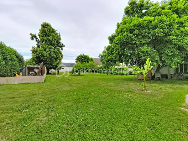 Spacieuse maison familiale de 209 m² – 6 chambres et un bureau – Terrain de 1 714 m², Chaugey (LOSNE).
12 min de Seurre, 23 min de Dole, 19 min d'Auxonne et 40 min de Dijon Ville.


À la recherche d'une maison où toute la famille pourra s'épanouir ? Découvrez cette magnifique propriété de 209 m² habitables, entièrement rénovée avec goût, offrant de beaux volumes, une distribution fonctionnelle et des prestations de qualité.

Implantée sur une belle parcelle arborée de 1 714 m², cette maison chaleureuse saura séduire les familles nombreuses, les amateurs d'espace ou ceux qui aiment recevoir.

Dès l'entrée, vous serez charmés par la luminosité et l'atmosphère accueillante des lieux. Le vaste salon-séjour constitue un véritable espace de vie convivial, idéal pour partager de précieux moments en famille ou entre amis. La cuisine aménagée et équipée, semi-ouverte grâce à une élégante verrière, allie parfaitement modernité, praticité et convivialité.

Le rez-de-chaussée offre deux chambres et une salle de jeux, permettant une vie de plain-pied particulièrement appréciable. Vous y trouverez également une salle de bains équipée d'une baignoire, d'un meuble double vasque ainsi que des toilettes indépendantes.

À l'étage, quatre chambres supplémentaires viennent compléter l'espace nuit, offrant à chacun son intimité. Un dressing apporte un confort supplémentaire au quotidien. Une salle d'eau moderne avec douche, simple vasque et sèche-serviettes ainsi qu'un second WC indépendant complètent ce niveau.

Côté extérieur, le vaste terrain de 1 714 m² laisse libre cours à tous vos projets : jardin paysager, espace détente, aire de jeux pour les enfants ou encore potager.

Un grand garage vient parfaire l'ensemble et offre un espace appréciable pour stationner plusieurs véhicules, bricoler ou bénéficier d'un important espace de stockage.

Cette maison bénéficie également de nombreux équipements récents garantissant confort et économies d'énergie :

Chaudière à pellets
Fenêtres PVC double vitrage
Volets roulants solaires au rez-de-chaussée
Volets roulants électriques à l'étage
VMC
Installation électrique refaite

Située à proximité des commodités, cette propriété combine parfaitement le confort d'une maison familiale, le charme d'une rénovation soignée et la praticité de la vie quotidienne.

Une maison clé en main où il ne reste plus qu'à poser vos valises et écrire une nouvelle histoire de famille.

Une visite s'impose pour découvrir tout son potentiel et son charme !