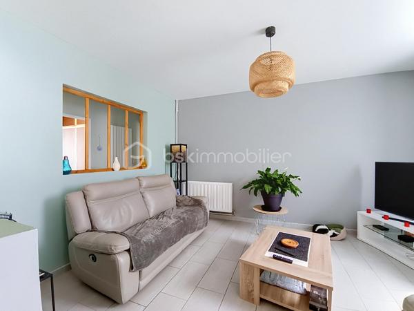 Spacieuse maison familiale de 209 m² – 6 chambres et un bureau – Terrain de 1 714 m², Chaugey (LOSNE).
12 min de Seurre, 23 min de Dole, 19 min d'Auxonne et 40 min de Dijon Ville.


À la recherche d'une maison où toute la famille pourra s'épanouir ? Découvrez cette magnifique propriété de 209 m² habitables, entièrement rénovée avec goût, offrant de beaux volumes, une distribution fonctionnelle et des prestations de qualité.

Implantée sur une belle parcelle arborée de 1 714 m², cette maison chaleureuse saura séduire les familles nombreuses, les amateurs d'espace ou ceux qui aiment recevoir.

Dès l'entrée, vous serez charmés par la luminosité et l'atmosphère accueillante des lieux. Le vaste salon-séjour constitue un véritable espace de vie convivial, idéal pour partager de précieux moments en famille ou entre amis. La cuisine aménagée et équipée, semi-ouverte grâce à une élégante verrière, allie parfaitement modernité, praticité et convivialité.

Le rez-de-chaussée offre deux chambres et une salle de jeux, permettant une vie de plain-pied particulièrement appréciable. Vous y trouverez également une salle de bains équipée d'une baignoire, d'un meuble double vasque ainsi que des toilettes indépendantes.

À l'étage, quatre chambres supplémentaires viennent compléter l'espace nuit, offrant à chacun son intimité. Un dressing apporte un confort supplémentaire au quotidien. Une salle d'eau moderne avec douche, simple vasque et sèche-serviettes ainsi qu'un second WC indépendant complètent ce niveau.

Côté extérieur, le vaste terrain de 1 714 m² laisse libre cours à tous vos projets : jardin paysager, espace détente, aire de jeux pour les enfants ou encore potager.

Un grand garage vient parfaire l'ensemble et offre un espace appréciable pour stationner plusieurs véhicules, bricoler ou bénéficier d'un important espace de stockage.

Cette maison bénéficie également de nombreux équipements récents garantissant confort et économies d'énergie :

Chaudière à pellets
Fenêtres PVC double vitrage
Volets roulants solaires au rez-de-chaussée
Volets roulants électriques à l'étage
VMC
Installation électrique refaite

Située à proximité des commodités, cette propriété combine parfaitement le confort d'une maison familiale, le charme d'une rénovation soignée et la praticité de la vie quotidienne.

Une maison clé en main où il ne reste plus qu'à poser vos valises et écrire une nouvelle histoire de famille.

Une visite s'impose pour découvrir tout son potentiel et son charme !
