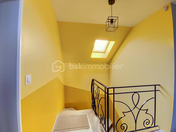 Spacieuse maison familiale de 209 m² – 6 chambres et un bureau – Terrain de 1 714 m², Chaugey (LOSNE).
12 min de Seurre, 23 min de Dole, 19 min d'Auxonne et 40 min de Dijon Ville.


À la recherche d'une maison où toute la famille pourra s'épanouir ? Découvrez cette magnifique propriété de 209 m² habitables, entièrement rénovée avec goût, offrant de beaux volumes, une distribution fonctionnelle et des prestations de qualité.

Implantée sur une belle parcelle arborée de 1 714 m², cette maison chaleureuse saura séduire les familles nombreuses, les amateurs d'espace ou ceux qui aiment recevoir.

Dès l'entrée, vous serez charmés par la luminosité et l'atmosphère accueillante des lieux. Le vaste salon-séjour constitue un véritable espace de vie convivial, idéal pour partager de précieux moments en famille ou entre amis. La cuisine aménagée et équipée, semi-ouverte grâce à une élégante verrière, allie parfaitement modernité, praticité et convivialité.

Le rez-de-chaussée offre deux chambres et une salle de jeux, permettant une vie de plain-pied particulièrement appréciable. Vous y trouverez également une salle de bains équipée d'une baignoire, d'un meuble double vasque ainsi que des toilettes indépendantes.

À l'étage, quatre chambres supplémentaires viennent compléter l'espace nuit, offrant à chacun son intimité. Un dressing apporte un confort supplémentaire au quotidien. Une salle d'eau moderne avec douche, simple vasque et sèche-serviettes ainsi qu'un second WC indépendant complètent ce niveau.

Côté extérieur, le vaste terrain de 1 714 m² laisse libre cours à tous vos projets : jardin paysager, espace détente, aire de jeux pour les enfants ou encore potager.

Un grand garage vient parfaire l'ensemble et offre un espace appréciable pour stationner plusieurs véhicules, bricoler ou bénéficier d'un important espace de stockage.

Cette maison bénéficie également de nombreux équipements récents garantissant confort et économies d'énergie :

Chaudière à pellets
Fenêtres PVC double vitrage
Volets roulants solaires au rez-de-chaussée
Volets roulants électriques à l'étage
VMC
Installation électrique refaite

Située à proximité des commodités, cette propriété combine parfaitement le confort d'une maison familiale, le charme d'une rénovation soignée et la praticité de la vie quotidienne.

Une maison clé en main où il ne reste plus qu'à poser vos valises et écrire une nouvelle histoire de famille.

Une visite s'impose pour découvrir tout son potentiel et son charme !