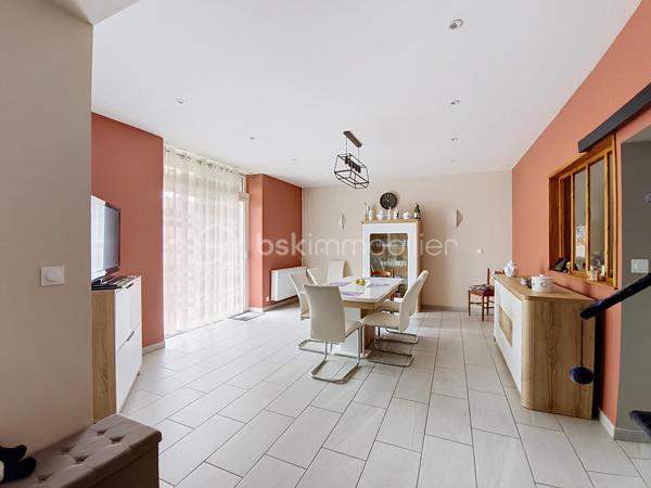 Spacieuse maison familiale de 209 m² – 6 chambres et un bureau – Terrain de 1 714 m², Chaugey (LOSNE).
12 min de Seurre, 23 min de Dole, 19 min d'Auxonne et 40 min de Dijon Ville.


À la recherche d'une maison où toute la famille pourra s'épanouir ? Découvrez cette magnifique propriété de 209 m² habitables, entièrement rénovée avec goût, offrant de beaux volumes, une distribution fonctionnelle et des prestations de qualité.

Implantée sur une belle parcelle arborée de 1 714 m², cette maison chaleureuse saura séduire les familles nombreuses, les amateurs d'espace ou ceux qui aiment recevoir.

Dès l'entrée, vous serez charmés par la luminosité et l'atmosphère accueillante des lieux. Le vaste salon-séjour constitue un véritable espace de vie convivial, idéal pour partager de précieux moments en famille ou entre amis. La cuisine aménagée et équipée, semi-ouverte grâce à une élégante verrière, allie parfaitement modernité, praticité et convivialité.

Le rez-de-chaussée offre deux chambres et une salle de jeux, permettant une vie de plain-pied particulièrement appréciable. Vous y trouverez également une salle de bains équipée d'une baignoire, d'un meuble double vasque ainsi que des toilettes indépendantes.

À l'étage, quatre chambres supplémentaires viennent compléter l'espace nuit, offrant à chacun son intimité. Un dressing apporte un confort supplémentaire au quotidien. Une salle d'eau moderne avec douche, simple vasque et sèche-serviettes ainsi qu'un second WC indépendant complètent ce niveau.

Côté extérieur, le vaste terrain de 1 714 m² laisse libre cours à tous vos projets : jardin paysager, espace détente, aire de jeux pour les enfants ou encore potager.

Un grand garage vient parfaire l'ensemble et offre un espace appréciable pour stationner plusieurs véhicules, bricoler ou bénéficier d'un important espace de stockage.

Cette maison bénéficie également de nombreux équipements récents garantissant confort et économies d'énergie :

Chaudière à pellets
Fenêtres PVC double vitrage
Volets roulants solaires au rez-de-chaussée
Volets roulants électriques à l'étage
VMC
Installation électrique refaite

Située à proximité des commodités, cette propriété combine parfaitement le confort d'une maison familiale, le charme d'une rénovation soignée et la praticité de la vie quotidienne.

Une maison clé en main où il ne reste plus qu'à poser vos valises et écrire une nouvelle histoire de famille.

Une visite s'impose pour découvrir tout son potentiel et son charme !