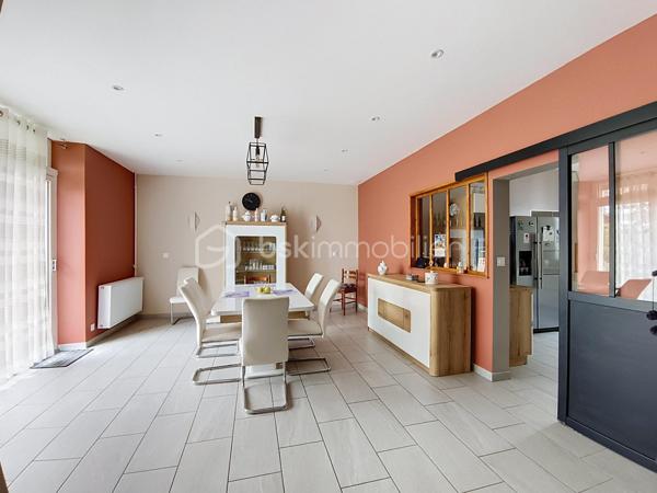 Spacieuse maison familiale de 209 m² – 6 chambres et un bureau – Terrain de 1 714 m², Chaugey (LOSNE).
12 min de Seurre, 23 min de Dole, 19 min d'Auxonne et 40 min de Dijon Ville.


À la recherche d'une maison où toute la famille pourra s'épanouir ? Découvrez cette magnifique propriété de 209 m² habitables, entièrement rénovée avec goût, offrant de beaux volumes, une distribution fonctionnelle et des prestations de qualité.

Implantée sur une belle parcelle arborée de 1 714 m², cette maison chaleureuse saura séduire les familles nombreuses, les amateurs d'espace ou ceux qui aiment recevoir.

Dès l'entrée, vous serez charmés par la luminosité et l'atmosphère accueillante des lieux. Le vaste salon-séjour constitue un véritable espace de vie convivial, idéal pour partager de précieux moments en famille ou entre amis. La cuisine aménagée et équipée, semi-ouverte grâce à une élégante verrière, allie parfaitement modernité, praticité et convivialité.

Le rez-de-chaussée offre deux chambres et une salle de jeux, permettant une vie de plain-pied particulièrement appréciable. Vous y trouverez également une salle de bains équipée d'une baignoire, d'un meuble double vasque ainsi que des toilettes indépendantes.

À l'étage, quatre chambres supplémentaires viennent compléter l'espace nuit, offrant à chacun son intimité. Un dressing apporte un confort supplémentaire au quotidien. Une salle d'eau moderne avec douche, simple vasque et sèche-serviettes ainsi qu'un second WC indépendant complètent ce niveau.

Côté extérieur, le vaste terrain de 1 714 m² laisse libre cours à tous vos projets : jardin paysager, espace détente, aire de jeux pour les enfants ou encore potager.

Un grand garage vient parfaire l'ensemble et offre un espace appréciable pour stationner plusieurs véhicules, bricoler ou bénéficier d'un important espace de stockage.

Cette maison bénéficie également de nombreux équipements récents garantissant confort et économies d'énergie :

Chaudière à pellets
Fenêtres PVC double vitrage
Volets roulants solaires au rez-de-chaussée
Volets roulants électriques à l'étage
VMC
Installation électrique refaite

Située à proximité des commodités, cette propriété combine parfaitement le confort d'une maison familiale, le charme d'une rénovation soignée et la praticité de la vie quotidienne.

Une maison clé en main où il ne reste plus qu'à poser vos valises et écrire une nouvelle histoire de famille.

Une visite s'impose pour découvrir tout son potentiel et son charme !