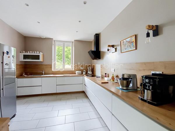 Spacieuse maison familiale de 209 m² – 6 chambres et un bureau – Terrain de 1 714 m², Chaugey (LOSNE).
12 min de Seurre, 23 min de Dole, 19 min d'Auxonne et 40 min de Dijon Ville.


À la recherche d'une maison où toute la famille pourra s'épanouir ? Découvrez cette magnifique propriété de 209 m² habitables, entièrement rénovée avec goût, offrant de beaux volumes, une distribution fonctionnelle et des prestations de qualité.

Implantée sur une belle parcelle arborée de 1 714 m², cette maison chaleureuse saura séduire les familles nombreuses, les amateurs d'espace ou ceux qui aiment recevoir.

Dès l'entrée, vous serez charmés par la luminosité et l'atmosphère accueillante des lieux. Le vaste salon-séjour constitue un véritable espace de vie convivial, idéal pour partager de précieux moments en famille ou entre amis. La cuisine aménagée et équipée, semi-ouverte grâce à une élégante verrière, allie parfaitement modernité, praticité et convivialité.

Le rez-de-chaussée offre deux chambres et une salle de jeux, permettant une vie de plain-pied particulièrement appréciable. Vous y trouverez également une salle de bains équipée d'une baignoire, d'un meuble double vasque ainsi que des toilettes indépendantes.

À l'étage, quatre chambres supplémentaires viennent compléter l'espace nuit, offrant à chacun son intimité. Un dressing apporte un confort supplémentaire au quotidien. Une salle d'eau moderne avec douche, simple vasque et sèche-serviettes ainsi qu'un second WC indépendant complètent ce niveau.

Côté extérieur, le vaste terrain de 1 714 m² laisse libre cours à tous vos projets : jardin paysager, espace détente, aire de jeux pour les enfants ou encore potager.

Un grand garage vient parfaire l'ensemble et offre un espace appréciable pour stationner plusieurs véhicules, bricoler ou bénéficier d'un important espace de stockage.

Cette maison bénéficie également de nombreux équipements récents garantissant confort et économies d'énergie :

Chaudière à pellets
Fenêtres PVC double vitrage
Volets roulants solaires au rez-de-chaussée
Volets roulants électriques à l'étage
VMC
Installation électrique refaite

Située à proximité des commodités, cette propriété combine parfaitement le confort d'une maison familiale, le charme d'une rénovation soignée et la praticité de la vie quotidienne.

Une maison clé en main où il ne reste plus qu'à poser vos valises et écrire une nouvelle histoire de famille.

Une visite s'impose pour découvrir tout son potentiel et son charme !