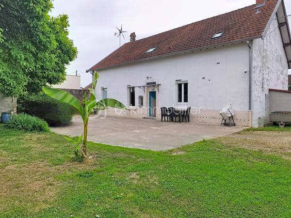Spacieuse maison familiale de 209 m² – 6 chambres et un bureau – Terrain de 1 714 m², Chaugey (LOSNE).
12 min de Seurre, 23 min de Dole, 19 min d'Auxonne et 40 min de Dijon Ville.


À la recherche d'une maison où toute la famille pourra s'épanouir ? Découvrez cette magnifique propriété de 209 m² habitables, entièrement rénovée avec goût, offrant de beaux volumes, une distribution fonctionnelle et des prestations de qualité.

Implantée sur une belle parcelle arborée de 1 714 m², cette maison chaleureuse saura séduire les familles nombreuses, les amateurs d'espace ou ceux qui aiment recevoir.

Dès l'entrée, vous serez charmés par la luminosité et l'atmosphère accueillante des lieux. Le vaste salon-séjour constitue un véritable espace de vie convivial, idéal pour partager de précieux moments en famille ou entre amis. La cuisine aménagée et équipée, semi-ouverte grâce à une élégante verrière, allie parfaitement modernité, praticité et convivialité.

Le rez-de-chaussée offre deux chambres et une salle de jeux, permettant une vie de plain-pied particulièrement appréciable. Vous y trouverez également une salle de bains équipée d'une baignoire, d'un meuble double vasque ainsi que des toilettes indépendantes.

À l'étage, quatre chambres supplémentaires viennent compléter l'espace nuit, offrant à chacun son intimité. Un dressing apporte un confort supplémentaire au quotidien. Une salle d'eau moderne avec douche, simple vasque et sèche-serviettes ainsi qu'un second WC indépendant complètent ce niveau.

Côté extérieur, le vaste terrain de 1 714 m² laisse libre cours à tous vos projets : jardin paysager, espace détente, aire de jeux pour les enfants ou encore potager.

Un grand garage vient parfaire l'ensemble et offre un espace appréciable pour stationner plusieurs véhicules, bricoler ou bénéficier d'un important espace de stockage.

Cette maison bénéficie également de nombreux équipements récents garantissant confort et économies d'énergie :

Chaudière à pellets
Fenêtres PVC double vitrage
Volets roulants solaires au rez-de-chaussée
Volets roulants électriques à l'étage
VMC
Installation électrique refaite

Située à proximité des commodités, cette propriété combine parfaitement le confort d'une maison familiale, le charme d'une rénovation soignée et la praticité de la vie quotidienne.

Une maison clé en main où il ne reste plus qu'à poser vos valises et écrire une nouvelle histoire de famille.

Une visite s'impose pour découvrir tout son potentiel et son charme !