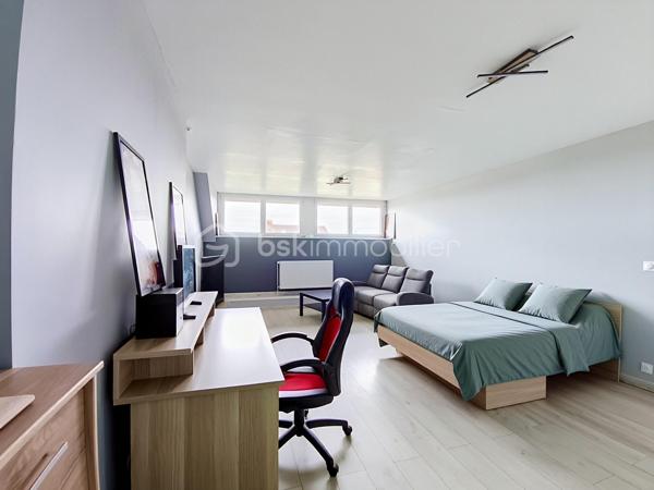 Spacieuse maison familiale de 209 m² – 6 chambres et un bureau – Terrain de 1 714 m², Chaugey (LOSNE).
12 min de Seurre, 23 min de Dole, 19 min d'Auxonne et 40 min de Dijon Ville.


À la recherche d'une maison où toute la famille pourra s'épanouir ? Découvrez cette magnifique propriété de 209 m² habitables, entièrement rénovée avec goût, offrant de beaux volumes, une distribution fonctionnelle et des prestations de qualité.

Implantée sur une belle parcelle arborée de 1 714 m², cette maison chaleureuse saura séduire les familles nombreuses, les amateurs d'espace ou ceux qui aiment recevoir.

Dès l'entrée, vous serez charmés par la luminosité et l'atmosphère accueillante des lieux. Le vaste salon-séjour constitue un véritable espace de vie convivial, idéal pour partager de précieux moments en famille ou entre amis. La cuisine aménagée et équipée, semi-ouverte grâce à une élégante verrière, allie parfaitement modernité, praticité et convivialité.

Le rez-de-chaussée offre deux chambres et une salle de jeux, permettant une vie de plain-pied particulièrement appréciable. Vous y trouverez également une salle de bains équipée d'une baignoire, d'un meuble double vasque ainsi que des toilettes indépendantes.

À l'étage, quatre chambres supplémentaires viennent compléter l'espace nuit, offrant à chacun son intimité. Un dressing apporte un confort supplémentaire au quotidien. Une salle d'eau moderne avec douche, simple vasque et sèche-serviettes ainsi qu'un second WC indépendant complètent ce niveau.

Côté extérieur, le vaste terrain de 1 714 m² laisse libre cours à tous vos projets : jardin paysager, espace détente, aire de jeux pour les enfants ou encore potager.

Un grand garage vient parfaire l'ensemble et offre un espace appréciable pour stationner plusieurs véhicules, bricoler ou bénéficier d'un important espace de stockage.

Cette maison bénéficie également de nombreux équipements récents garantissant confort et économies d'énergie :

Chaudière à pellets
Fenêtres PVC double vitrage
Volets roulants solaires au rez-de-chaussée
Volets roulants électriques à l'étage
VMC
Installation électrique refaite

Située à proximité des commodités, cette propriété combine parfaitement le confort d'une maison familiale, le charme d'une rénovation soignée et la praticité de la vie quotidienne.

Une maison clé en main où il ne reste plus qu'à poser vos valises et écrire une nouvelle histoire de famille.

Une visite s'impose pour découvrir tout son potentiel et son charme !